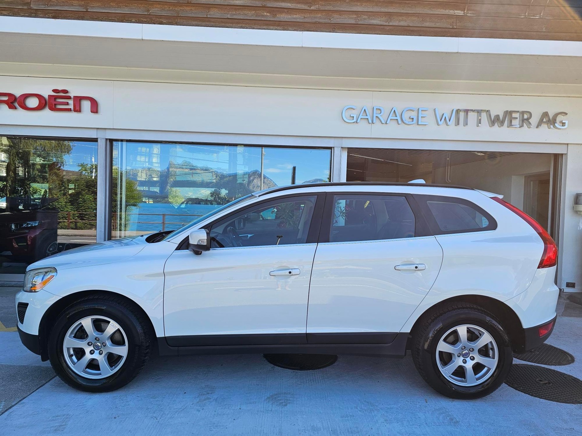 VOLVO XC60 2.4 D3 Kinetic AWD S/S-image-1