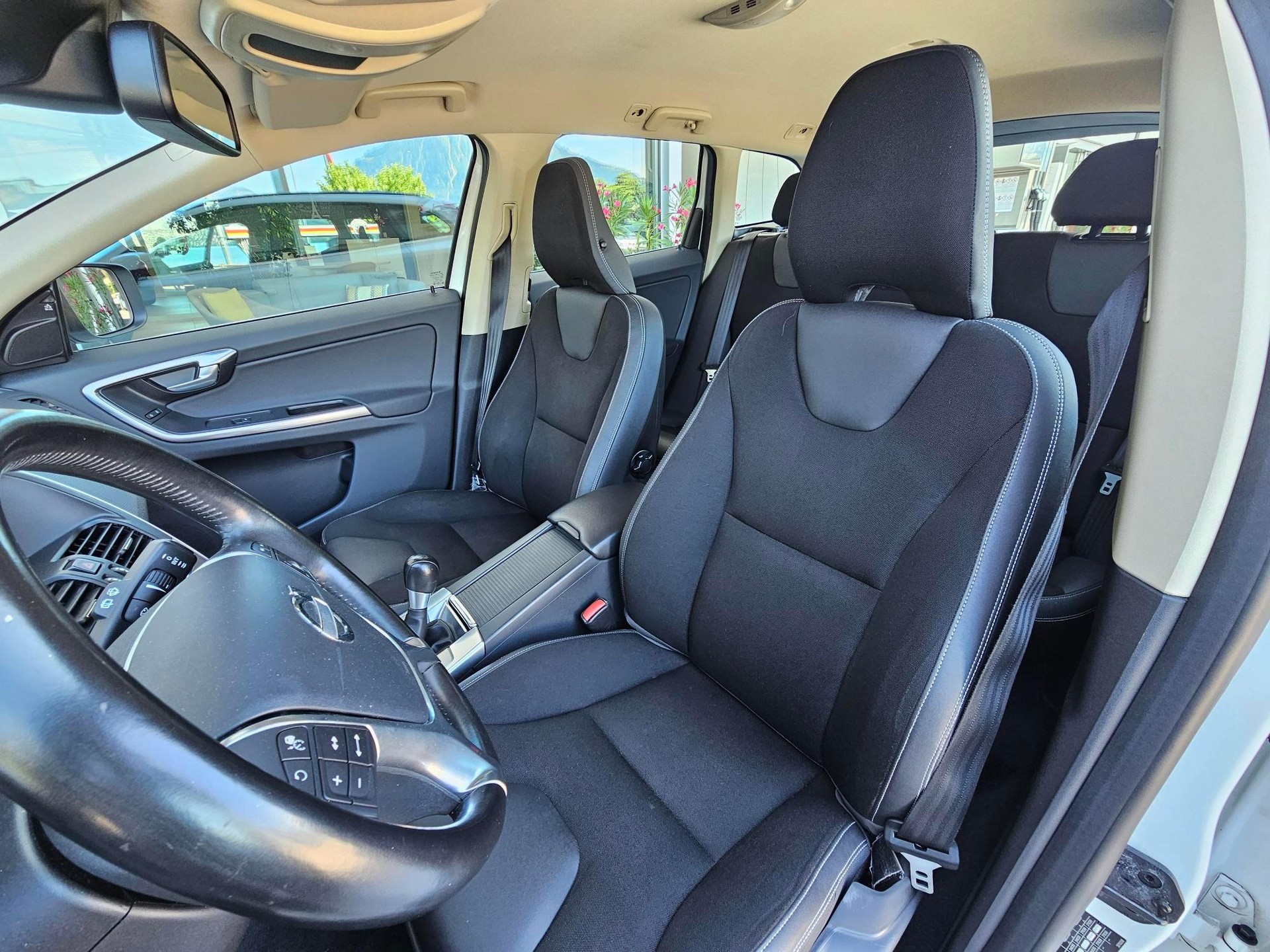 VOLVO XC60 2.4 D3 Kinetic AWD S/S-image-5