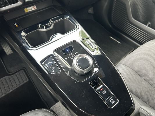 TOYOTA Urban Cr.61kWh Prem. AWD-image-12
