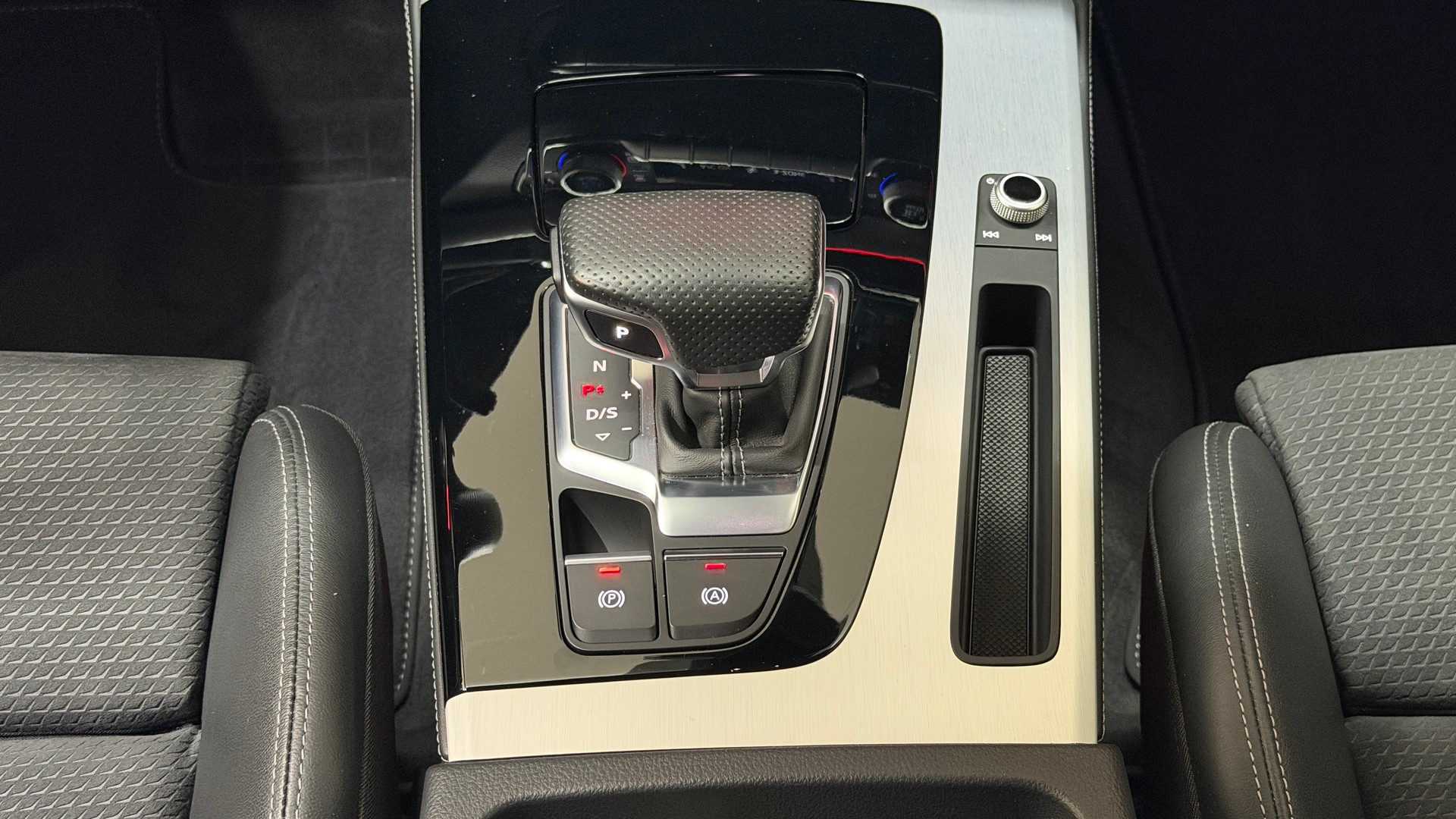 AUDI Q5 45 TFSI S-line quattro S-tronic-image-14