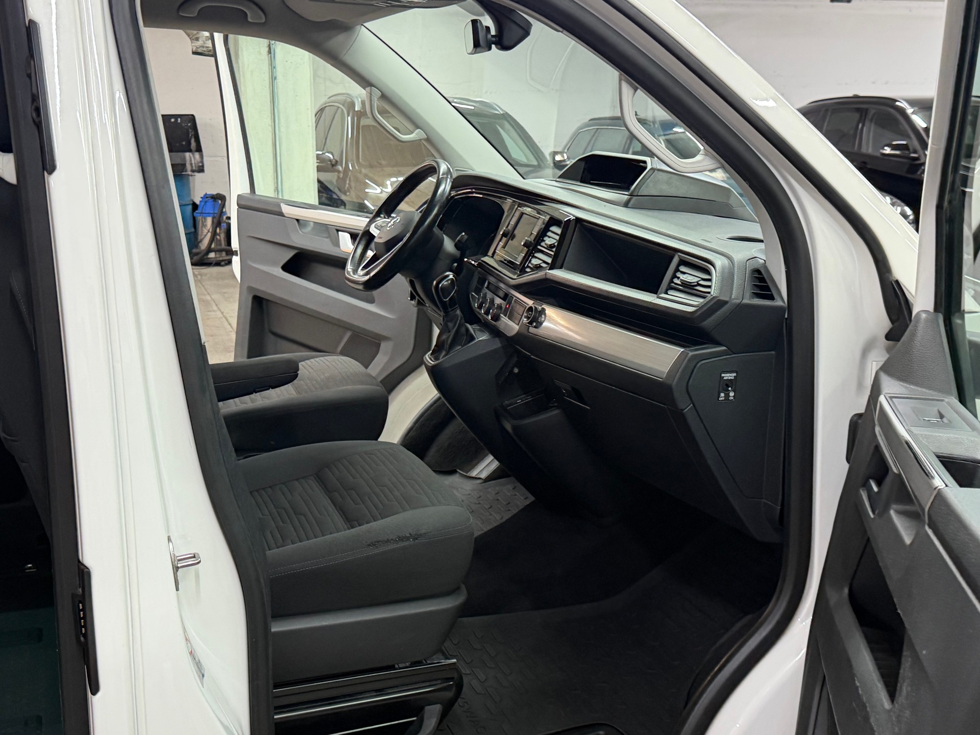 VW T6.1 Multivan 2.0 Bi-TDI Comfortline 4Motion DSG-image-11