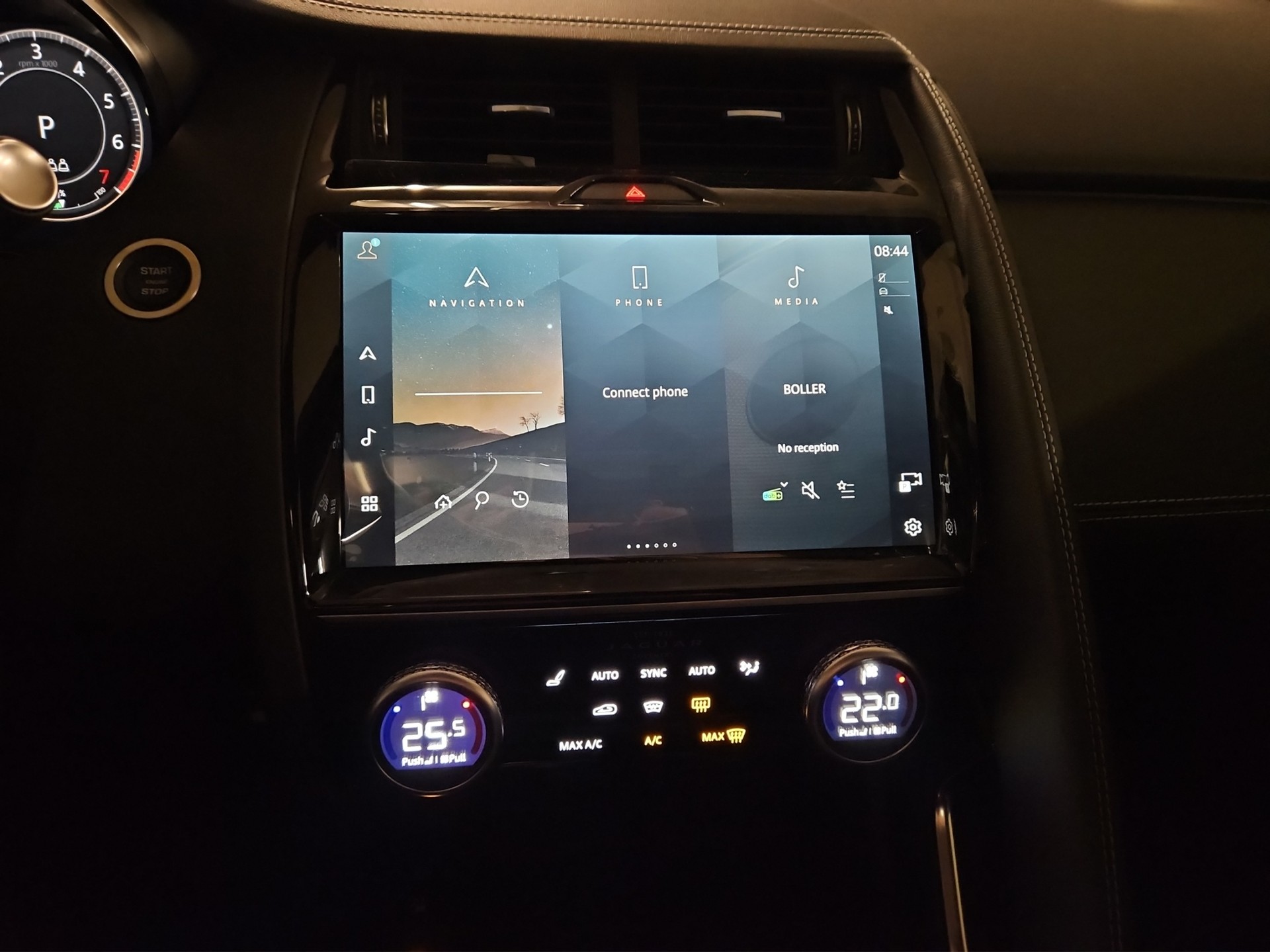 JAGUAR E-Pace 1.5 T 270e R-Dynamic SE AWD (Plug-in Hybrid)-image-11