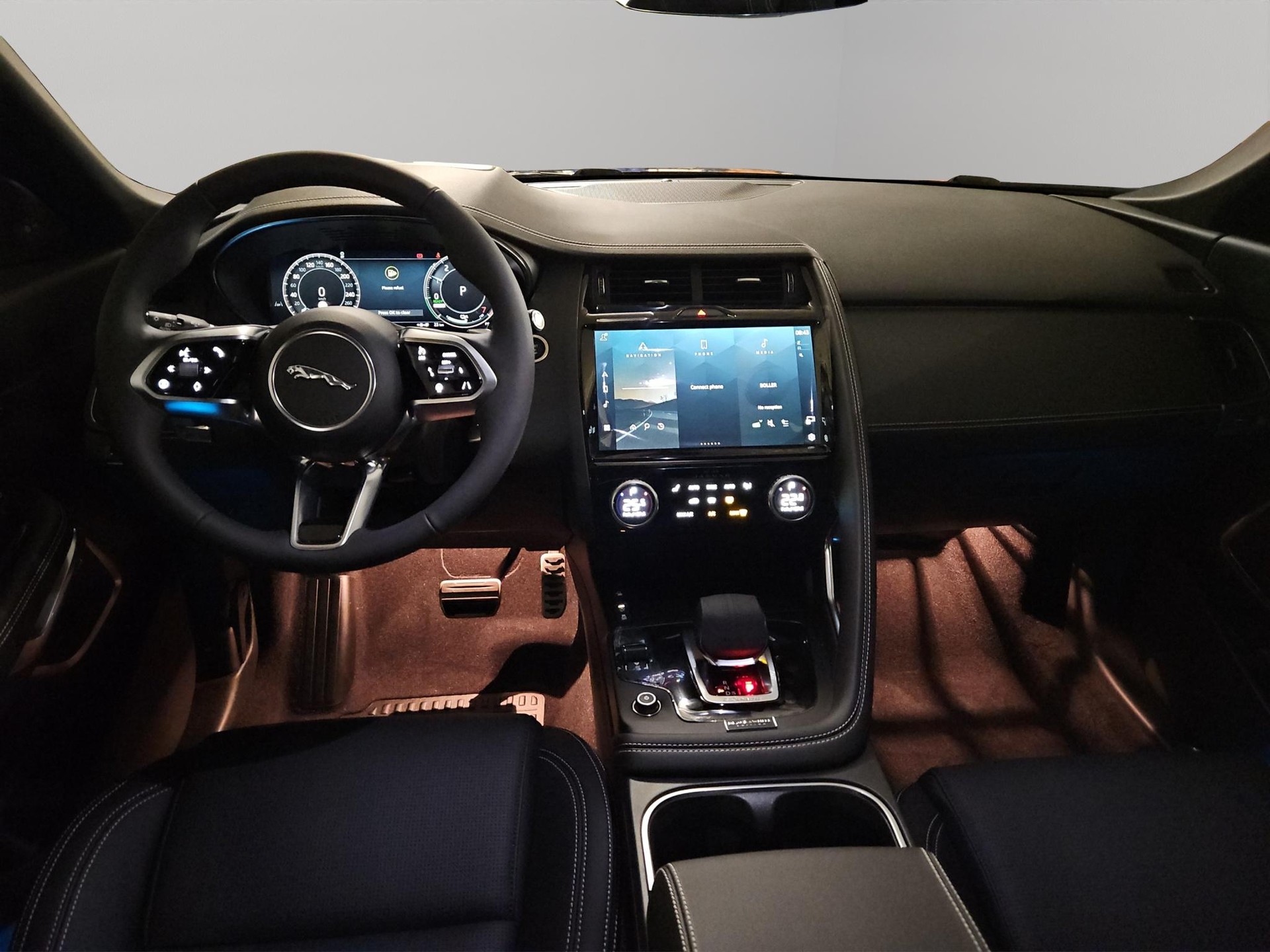 JAGUAR E-Pace 1.5 T 270e R-Dynamic SE AWD (Plug-in Hybrid)-image-6