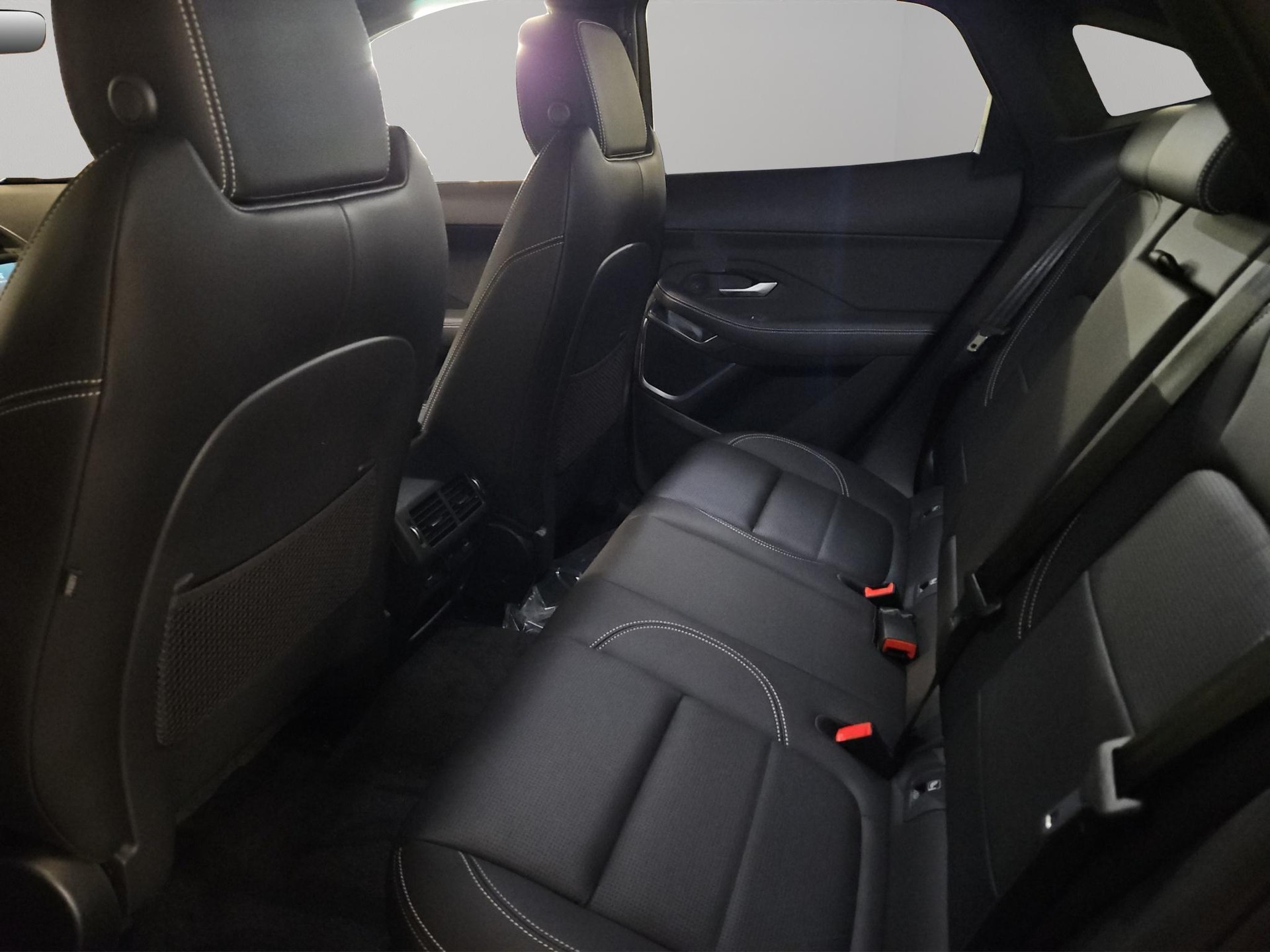 JAGUAR E-Pace 1.5 T 270e R-Dynamic SE AWD (Plug-in Hybrid)-image-7