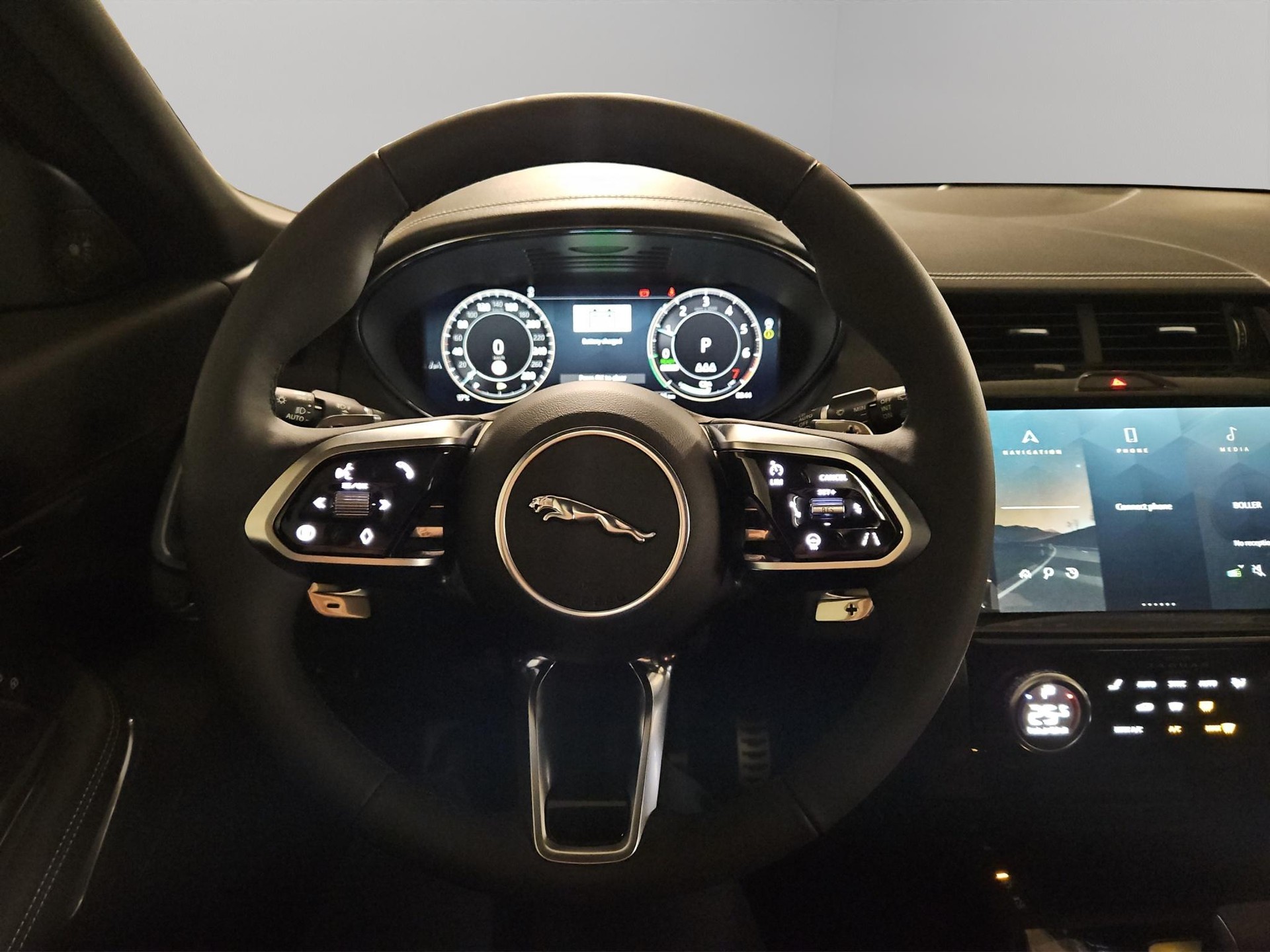 JAGUAR E-Pace 1.5 T 270e R-Dynamic SE AWD (Plug-in Hybrid)-image-8