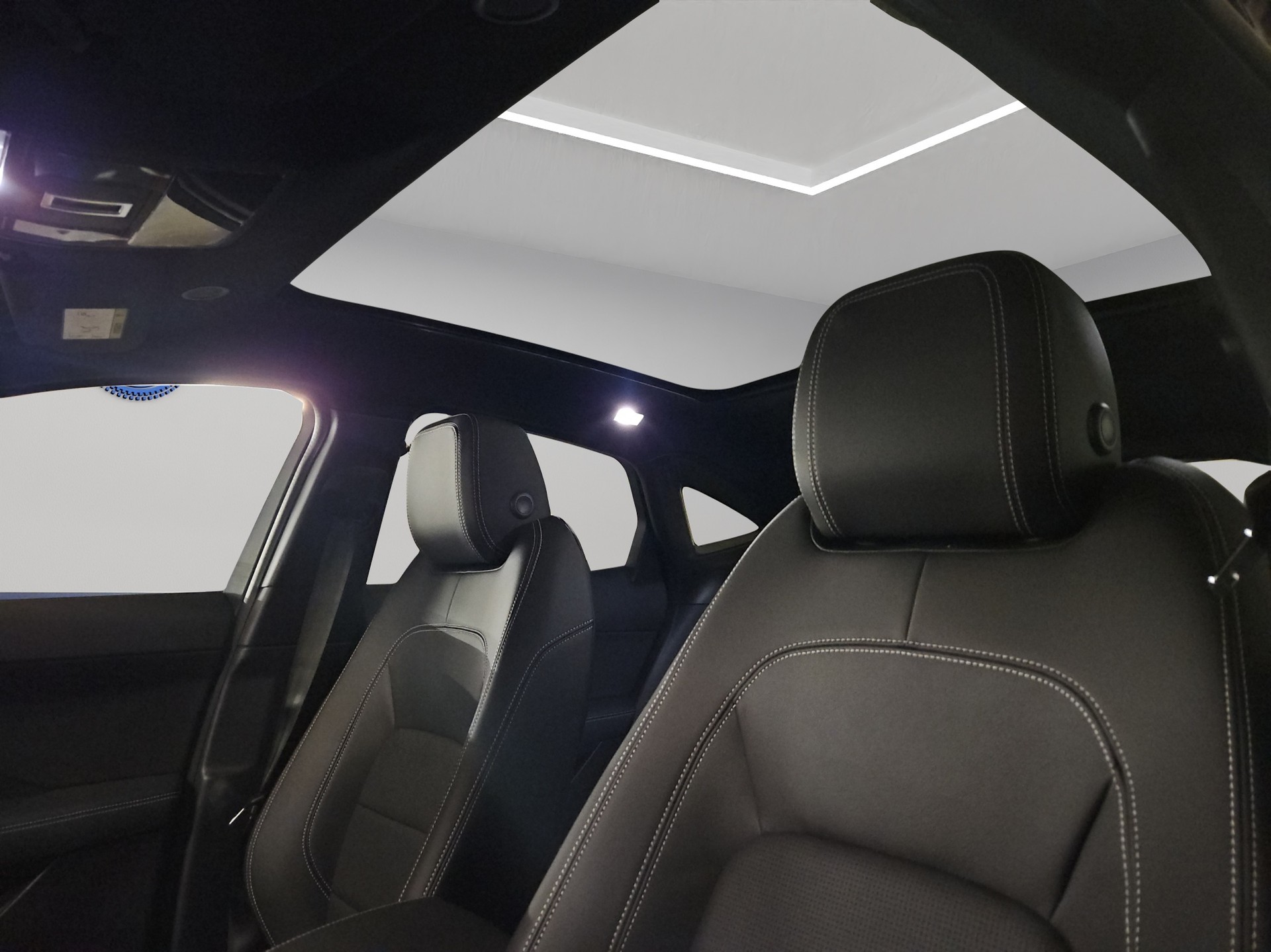 JAGUAR E-Pace 1.5 T 270e R-Dynamic SE AWD (Plug-in Hybrid)-image-14