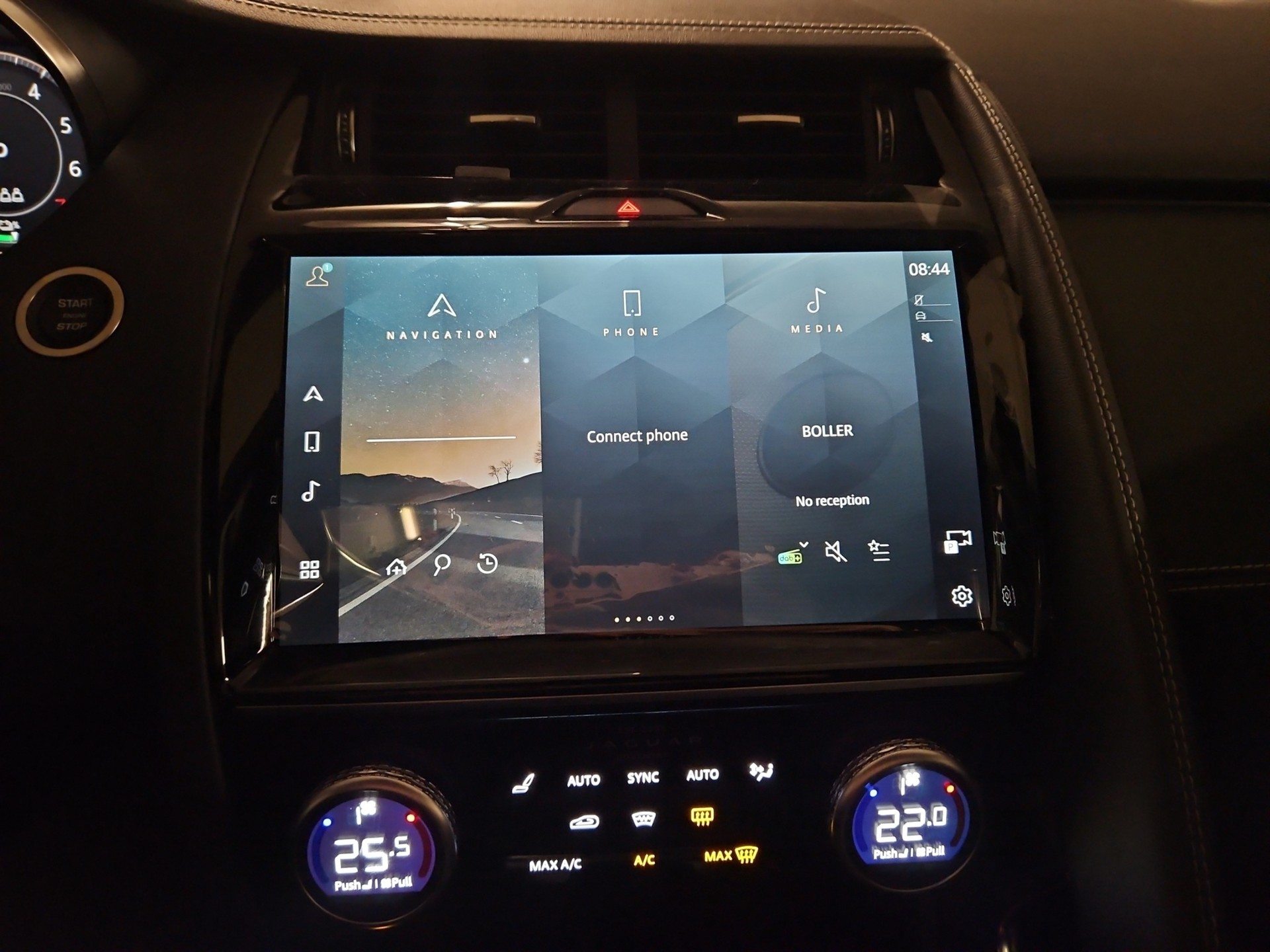JAGUAR E-Pace 1.5 T 270e R-Dynamic SE AWD (Plug-in Hybrid)-image-15