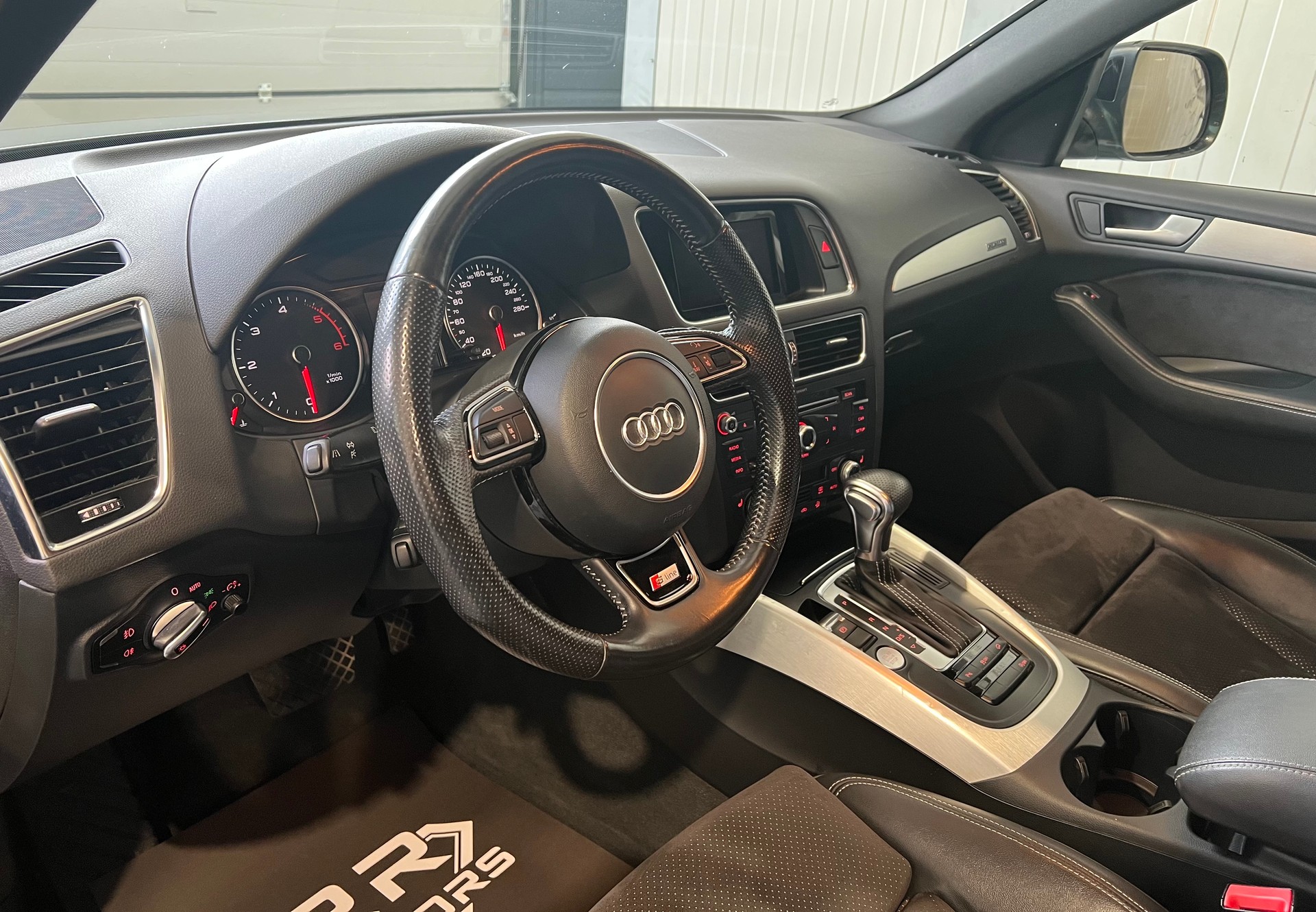 AUDI Q5 2.0 TDI S-Line quattro S-tronic-image-12