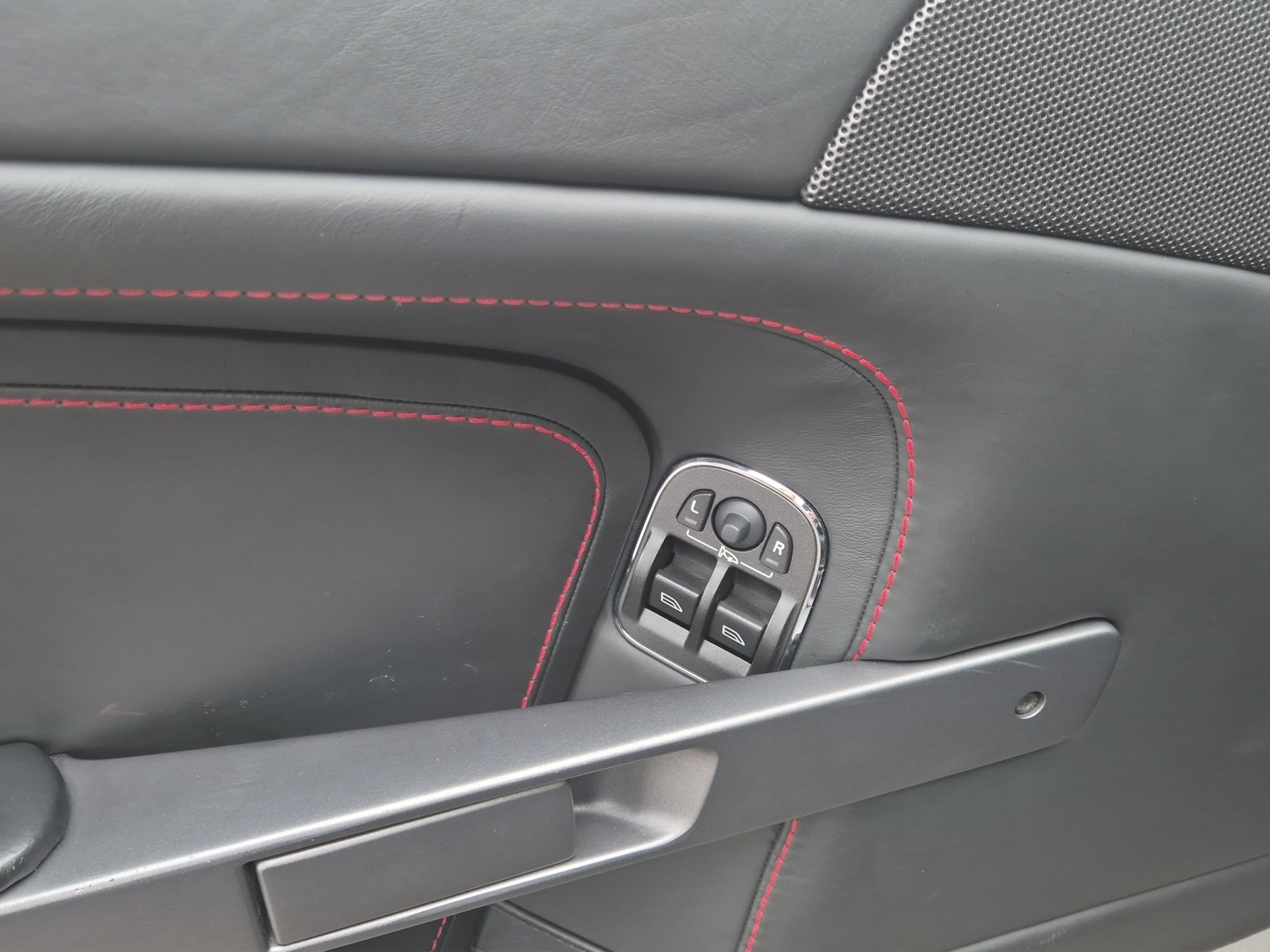 ASTON MARTIN V8 Vantage 4.7 Sportshift-image-15