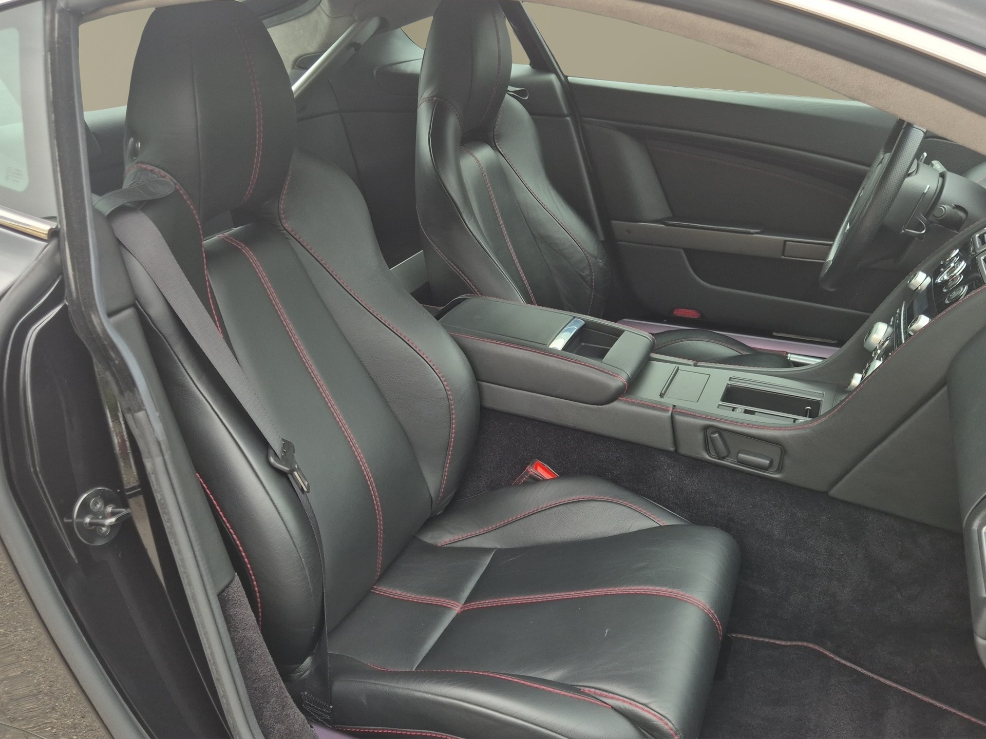 ASTON MARTIN V8 Vantage 4.7 Sportshift-image-17