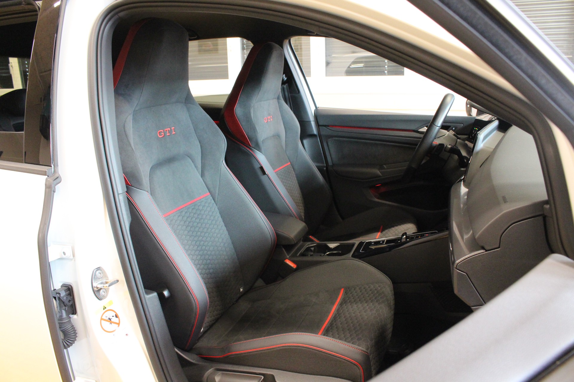 VW Golf 2.0 TSI GTI Clubsport- EDITION 300PS DSG *TOP-Ausstattung *Black & White Package-image-5