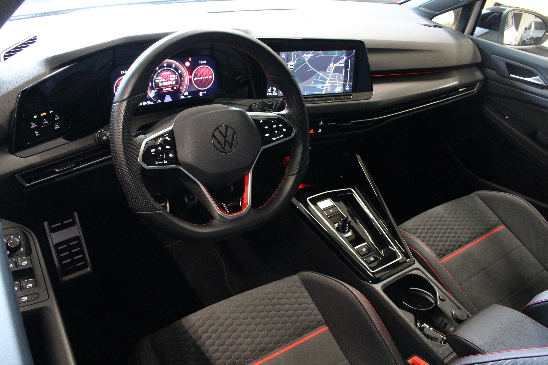 VW Golf 2.0 TSI GTI Clubsport- EDITION 300PS DSG *TOP-Ausstattung *Black & White Package-image-4