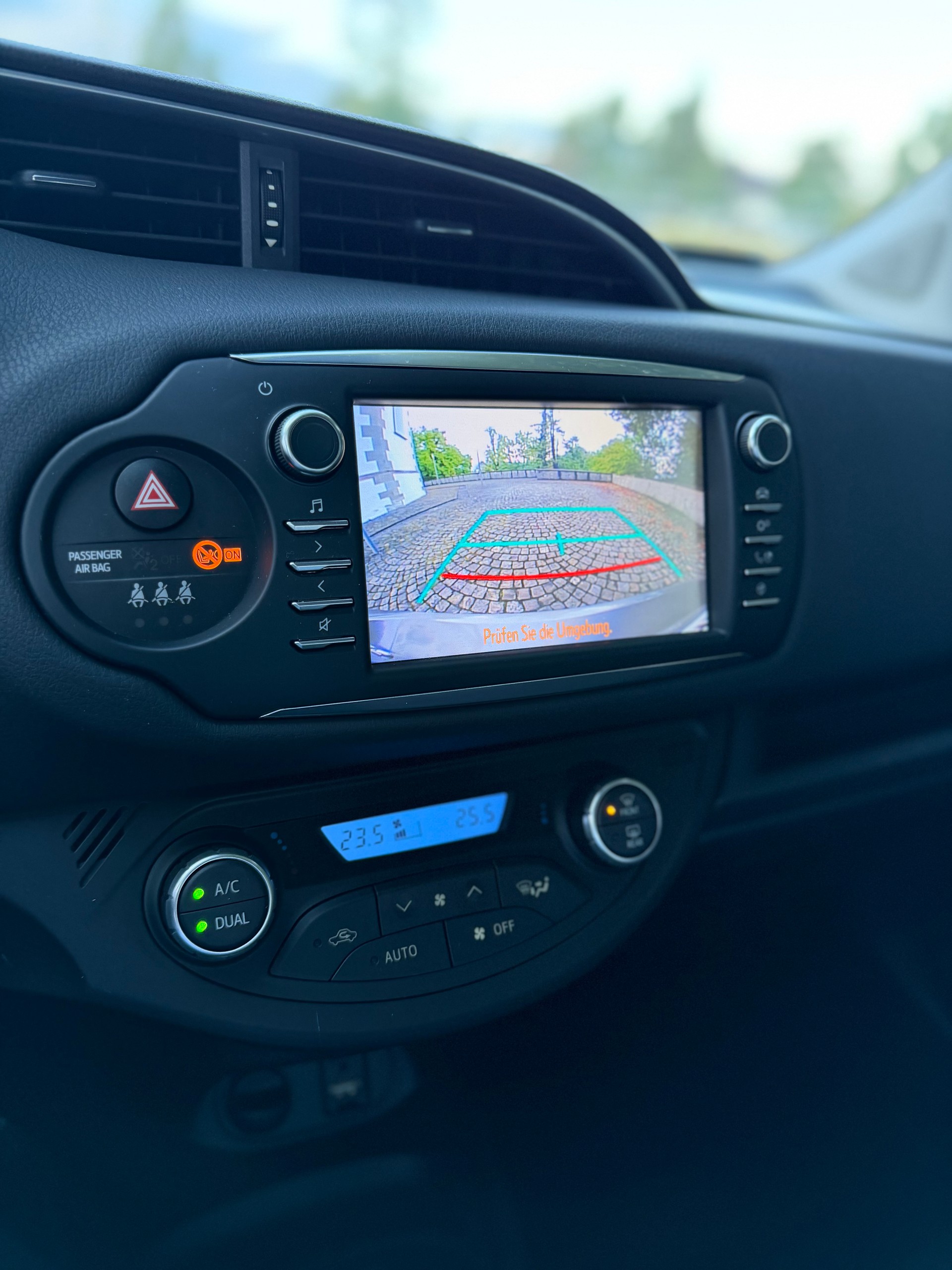 TOYOTA Yaris 1.5 VVT-i Hybrid Comfort e-CVT / Ab MFK / Frisch ab Service / neue Bereifung / Klima / Tempomat / Freisprecheinrichtung-image-13
