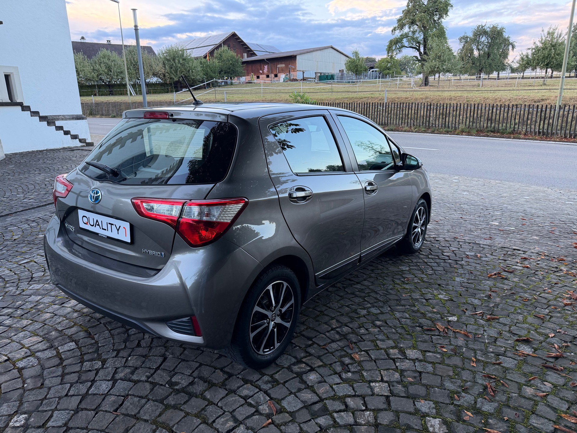 TOYOTA Yaris 1.5 VVT-i Hybrid Comfort e-CVT / Ab MFK / Frisch ab Service / neue Bereifung / Klima / Tempomat / Freisprecheinrichtung-image-4
