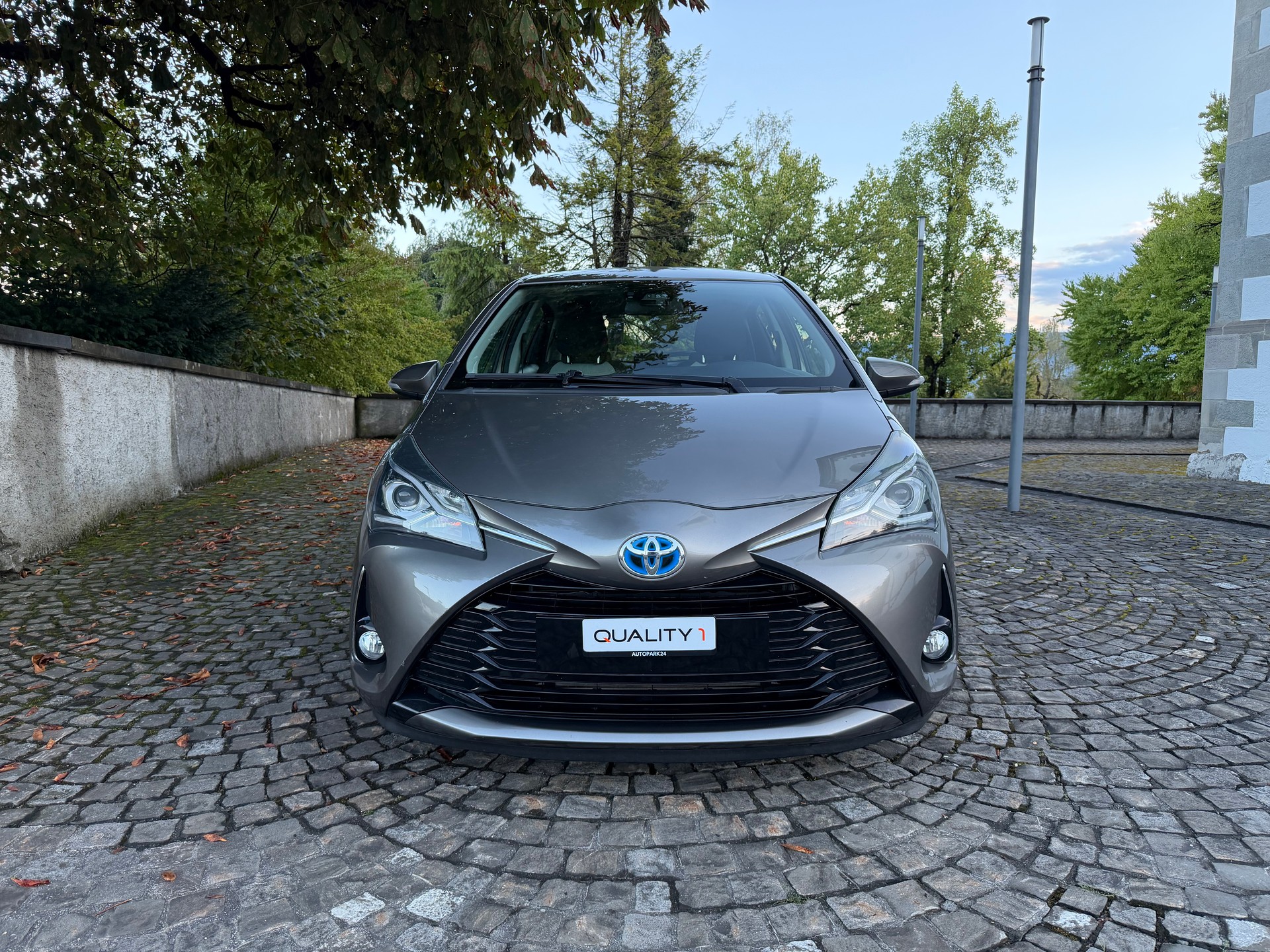 TOYOTA Yaris 1.5 VVT-i Hybrid Comfort e-CVT / Ab MFK / Frisch ab Service / neue Bereifung / Klima / Tempomat / Freisprecheinrichtung-image-1