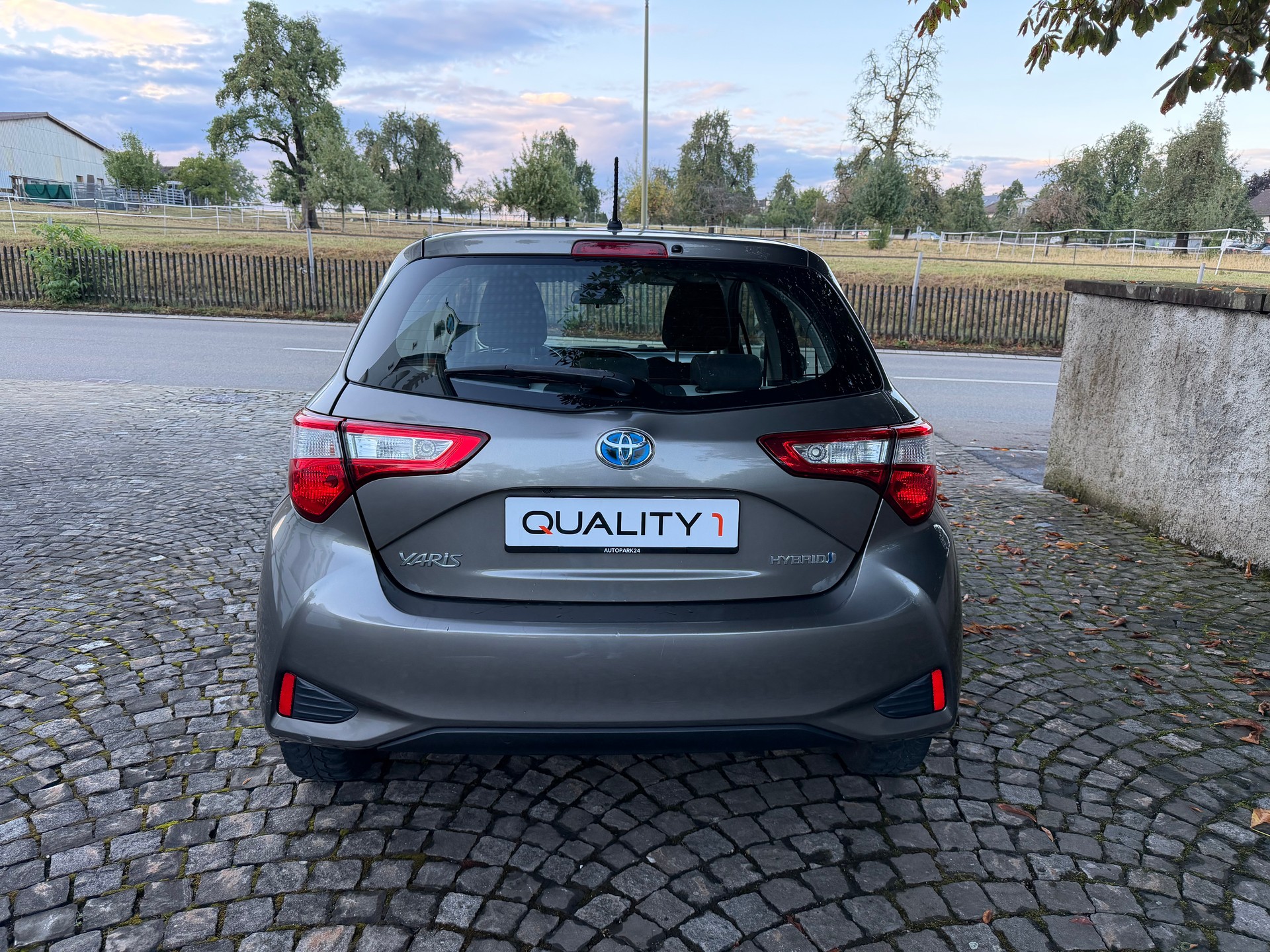 TOYOTA Yaris 1.5 VVT-i Hybrid Comfort e-CVT / Ab MFK / Frisch ab Service / neue Bereifung / Klima / Tempomat / Freisprecheinrichtung-image-5