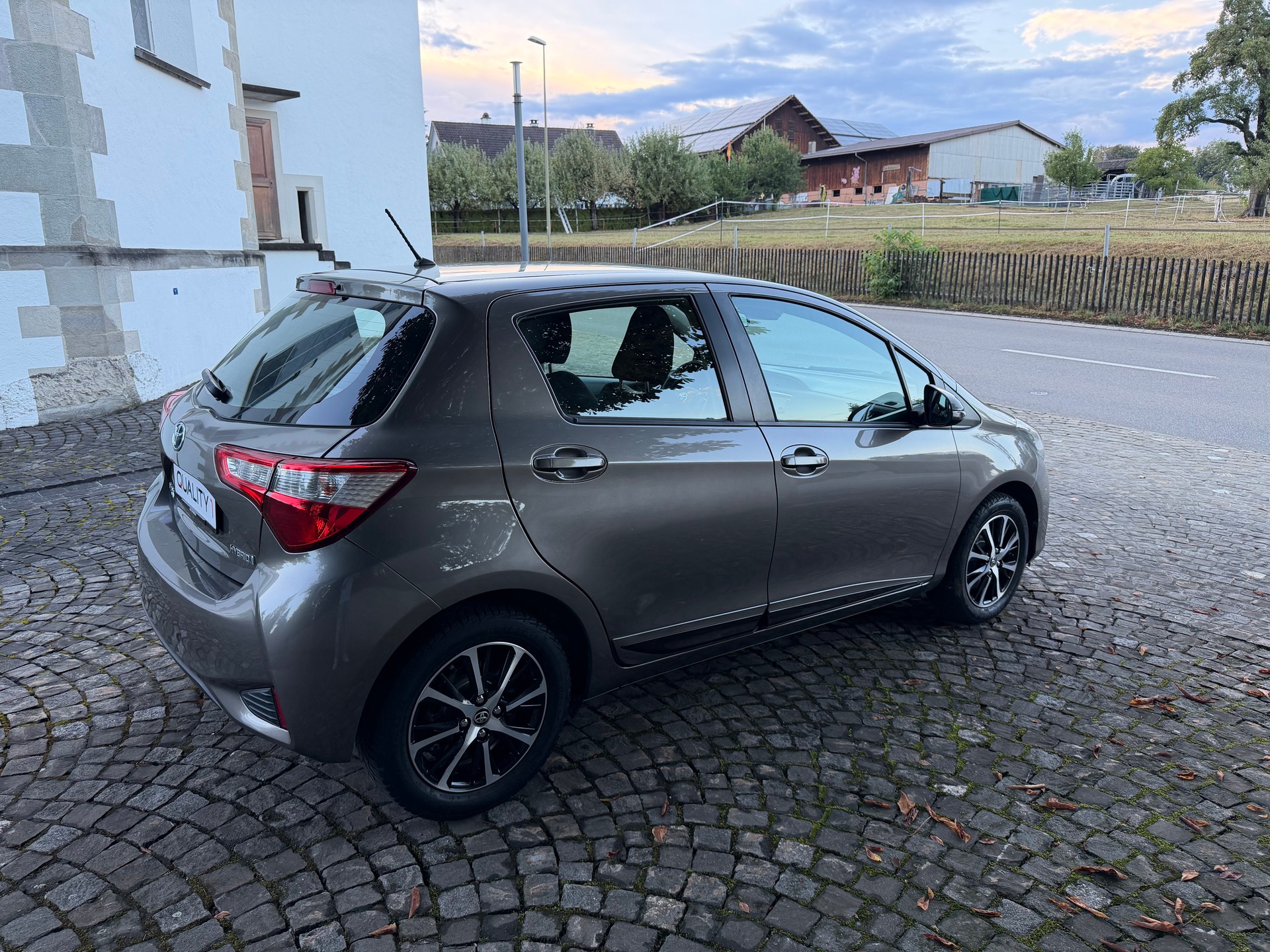 TOYOTA Yaris 1.5 VVT-i Hybrid Comfort e-CVT / Ab MFK / Frisch ab Service / neue Bereifung / Klima / Tempomat / Freisprecheinrichtung-image-3