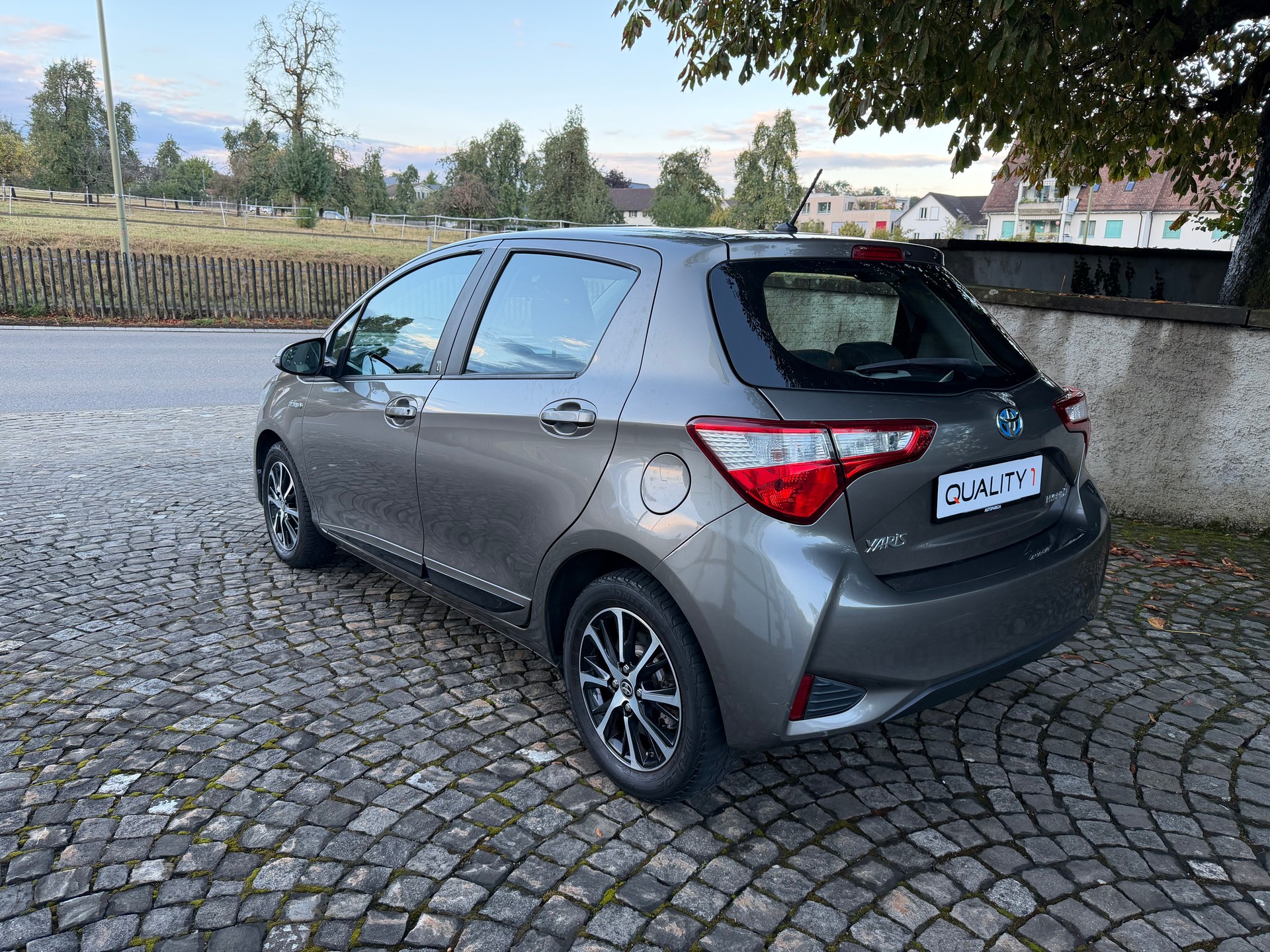 TOYOTA Yaris 1.5 VVT-i Hybrid Comfort e-CVT / Ab MFK / Frisch ab Service / neue Bereifung / Klima / Tempomat / Freisprecheinrichtung-image-6