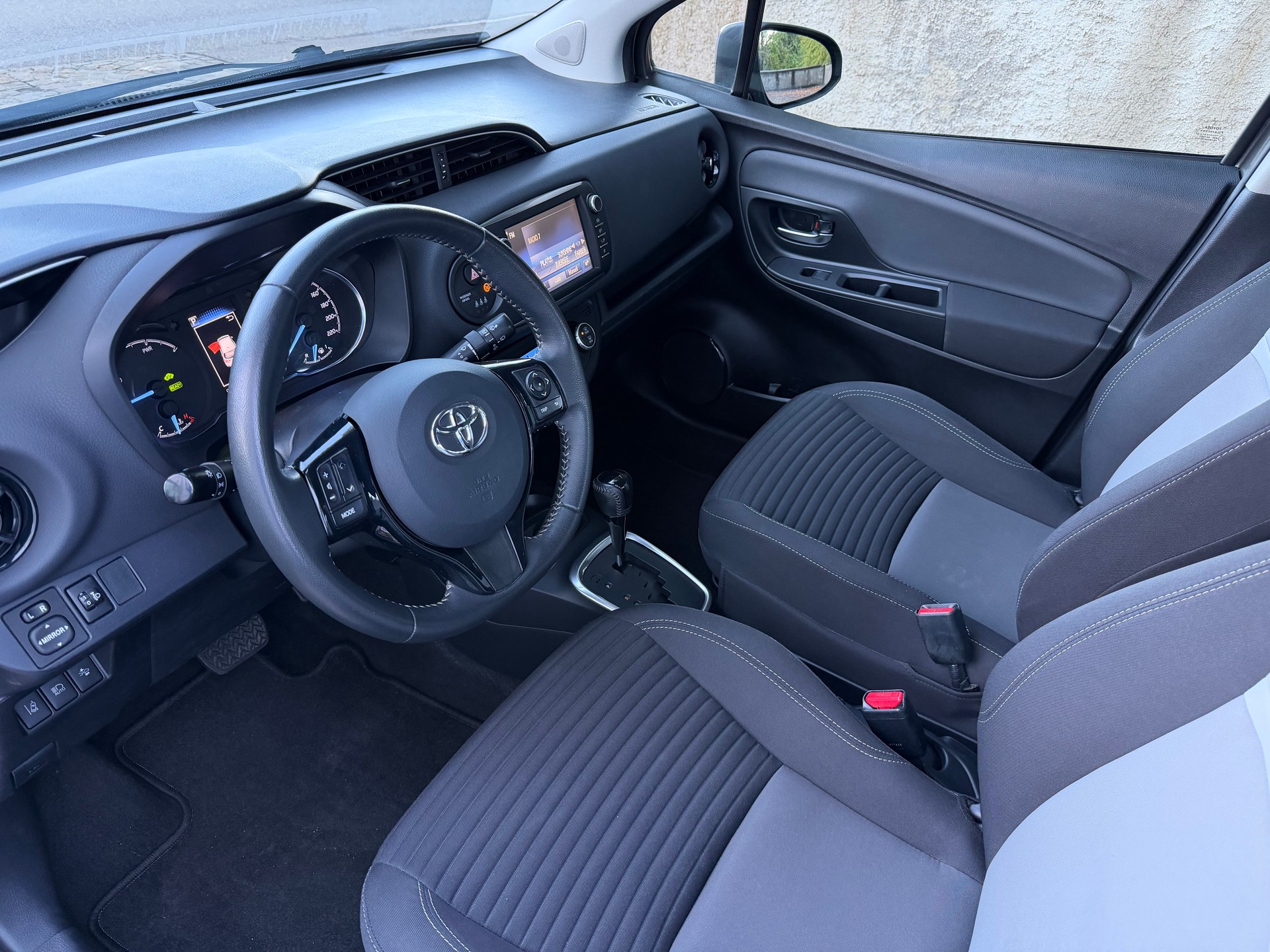 TOYOTA Yaris 1.5 VVT-i Hybrid Comfort e-CVT / Ab MFK / Frisch ab Service / neue Bereifung / Klima / Tempomat / Freisprecheinrichtung-image-8