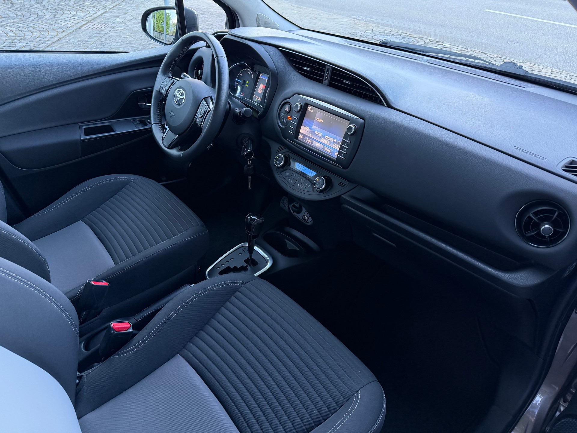 TOYOTA Yaris 1.5 VVT-i Hybrid Comfort e-CVT / Ab MFK / Frisch ab Service / neue Bereifung / Klima / Tempomat / Freisprecheinrichtung-image-9