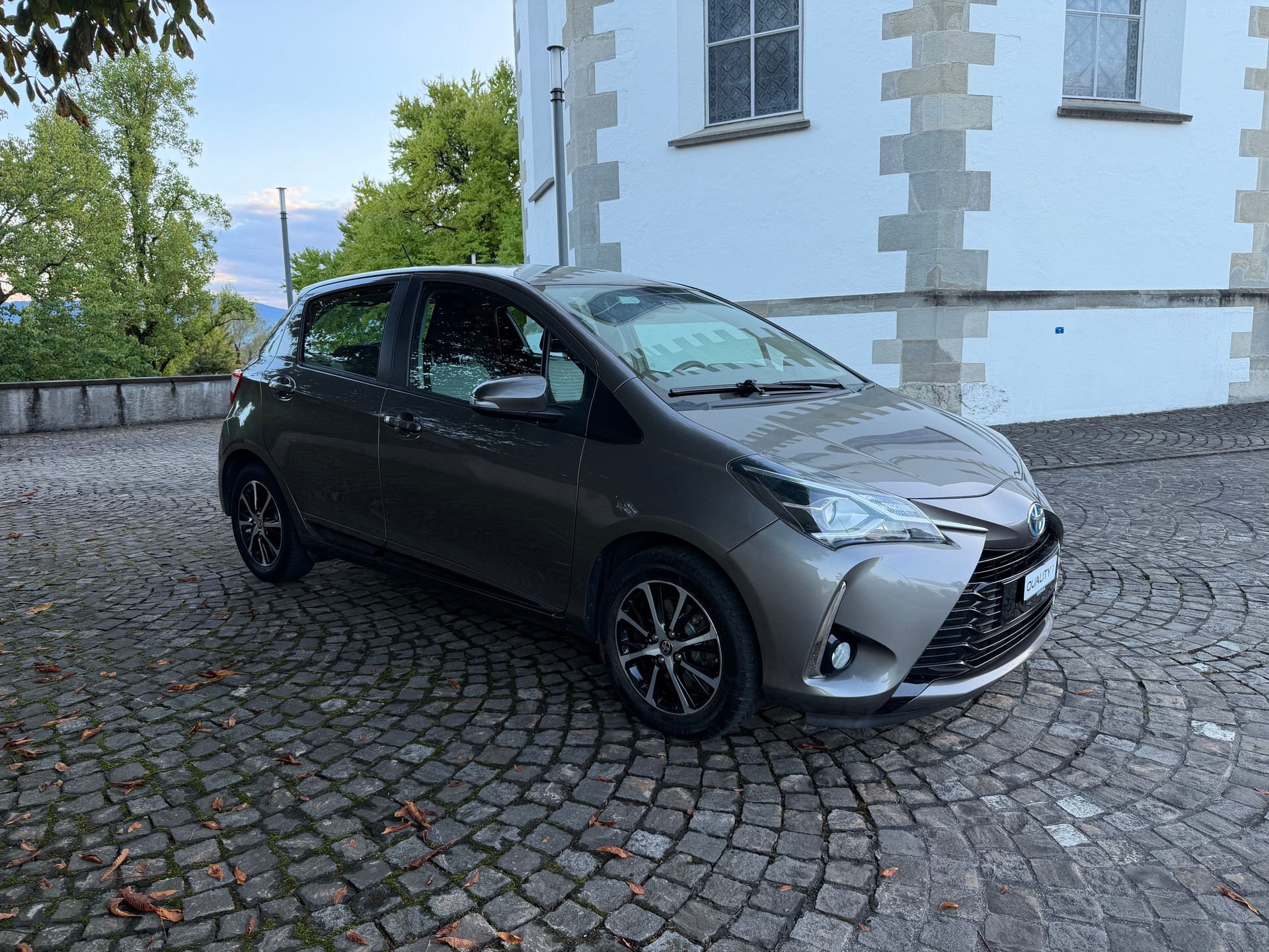TOYOTA Yaris 1.5 VVT-i Hybrid Comfort e-CVT / Ab MFK / Frisch ab Service / neue Bereifung / Klima / Tempomat / Freisprecheinrichtung-image-2