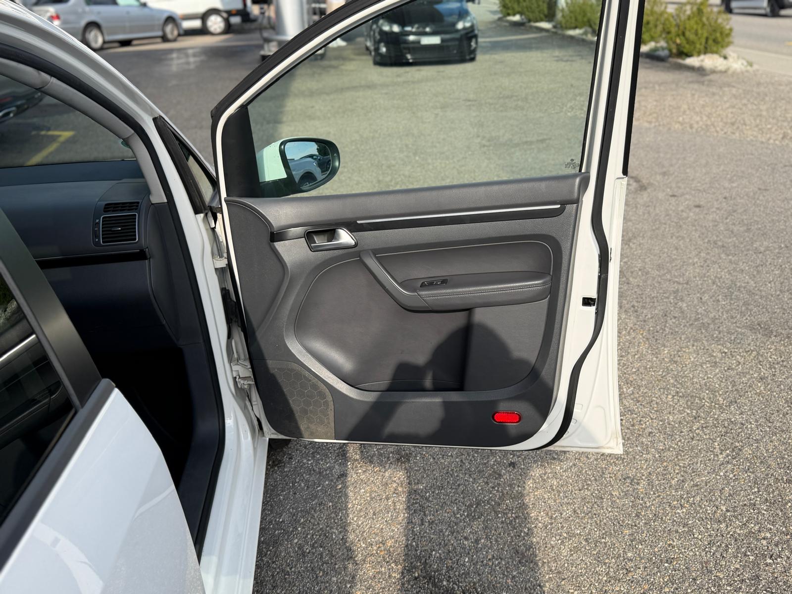 VW Touran 1.6 TDI BlueMotion Technology Highline DSG-image-5