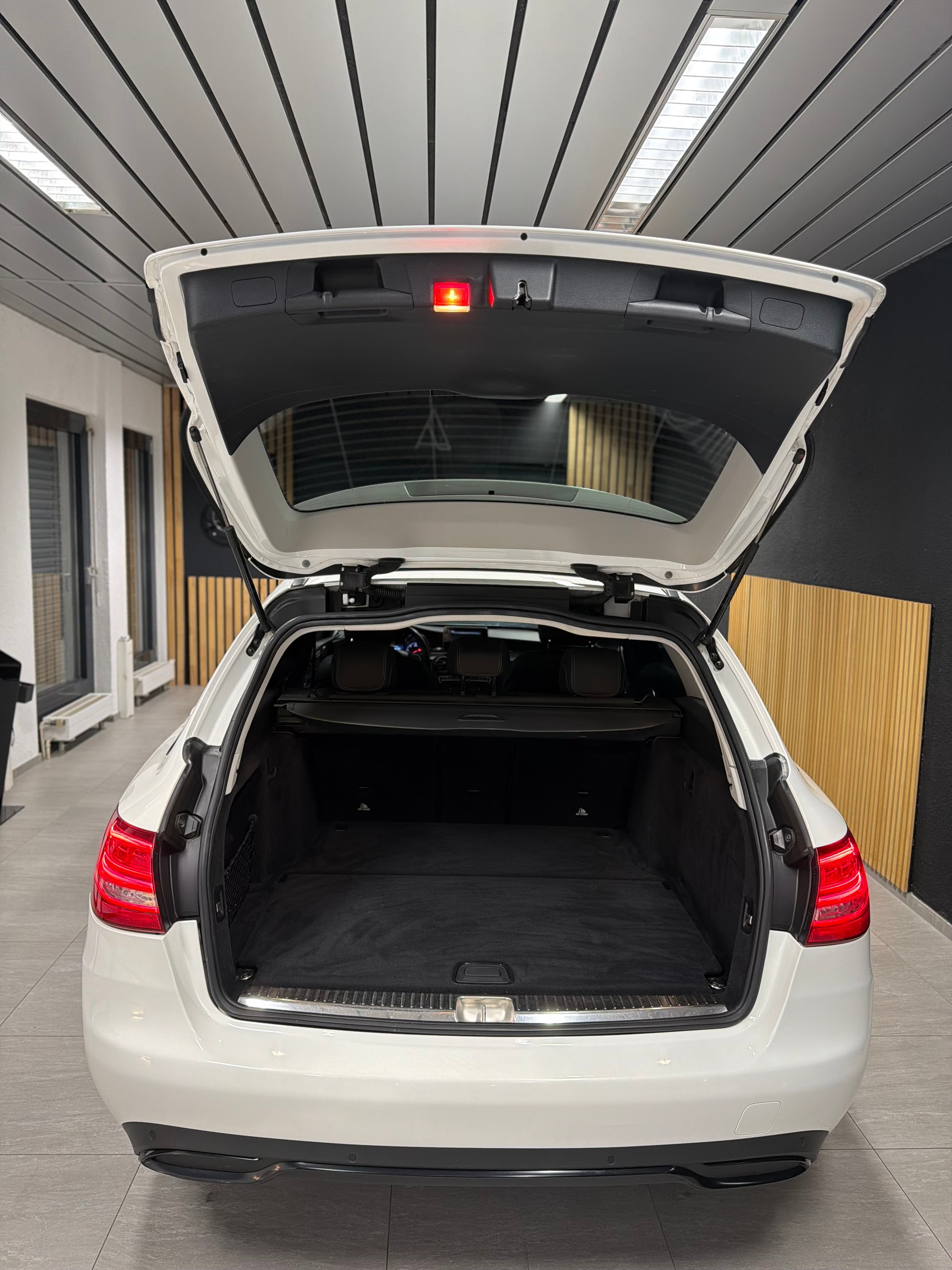 MERCEDES-BENZ C 250 d Swiss Star Avantgarde 4Matic 9G-Tronic-image-5