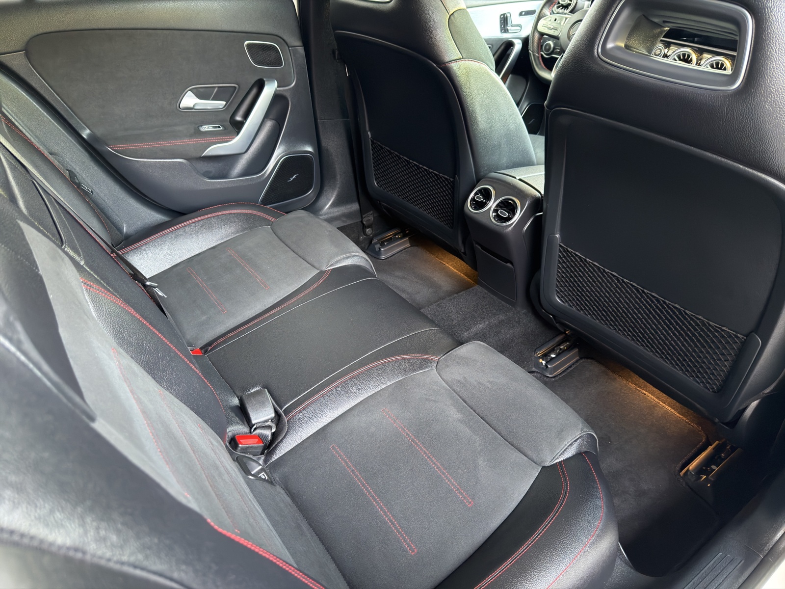 MERCEDES-BENZ A 250 AMG Line 7G-DCT-image-13