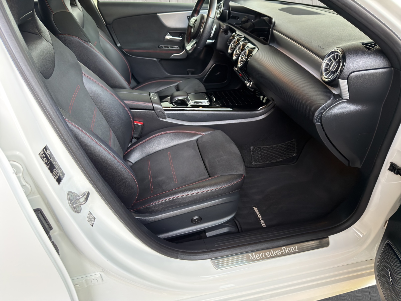 MERCEDES-BENZ A 250 AMG Line 7G-DCT-image-12
