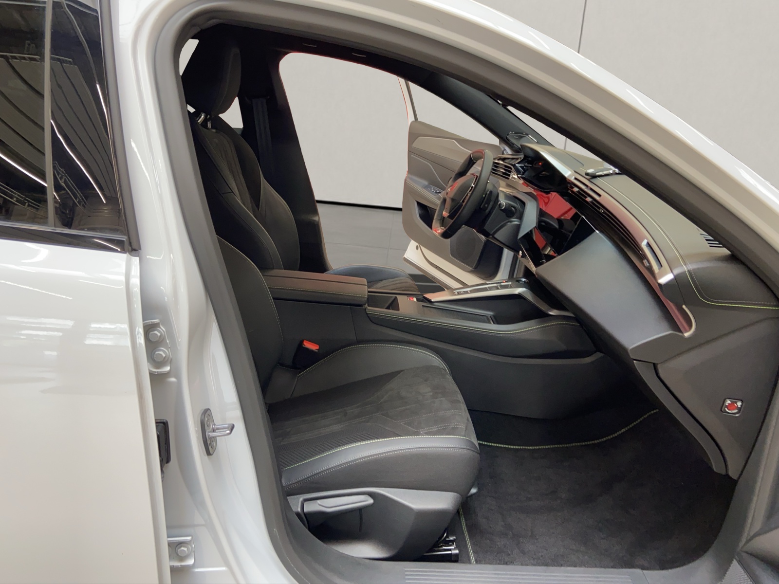 PEUGEOT 408 1.6 PHEV 180 GT-image-11