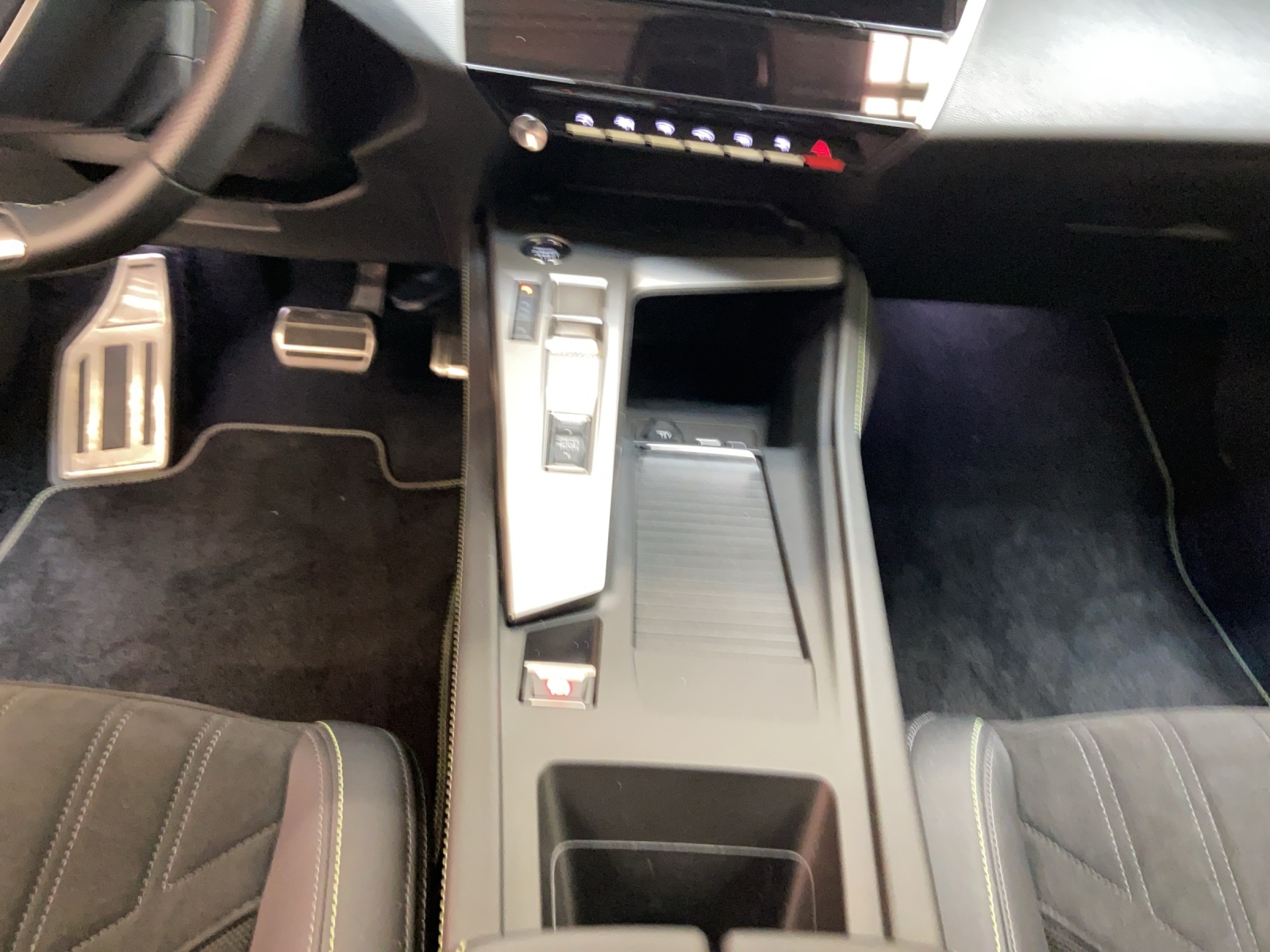PEUGEOT 408 1.6 PHEV 180 GT-image-8