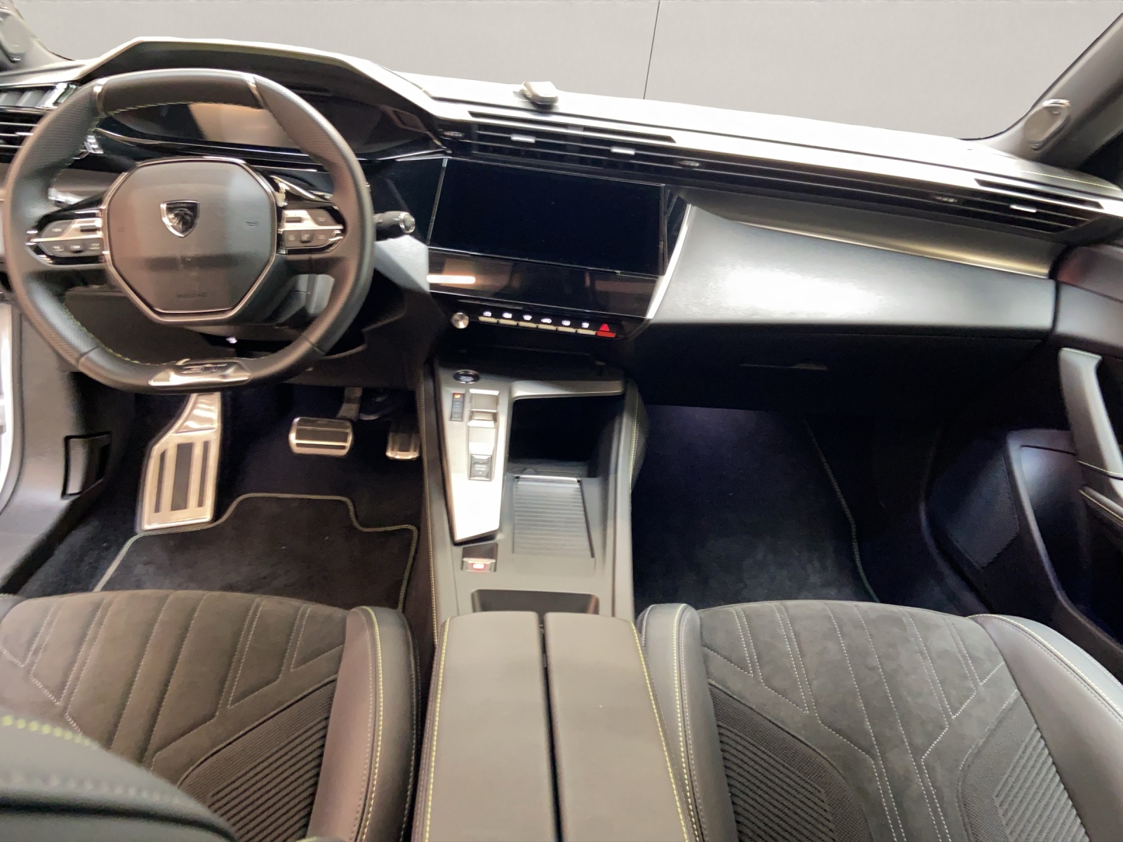PEUGEOT 408 1.6 PHEV 180 GT-image-5