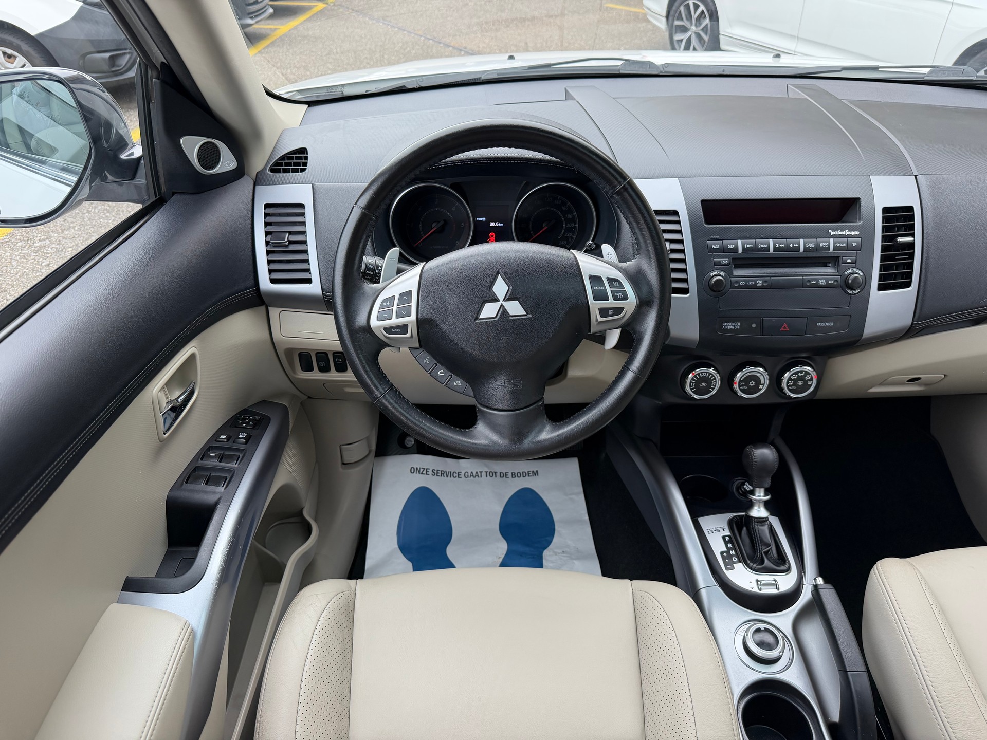 MITSUBISHI Outlander 2.2 DID Instyle 4WD TC-SST-image-8
