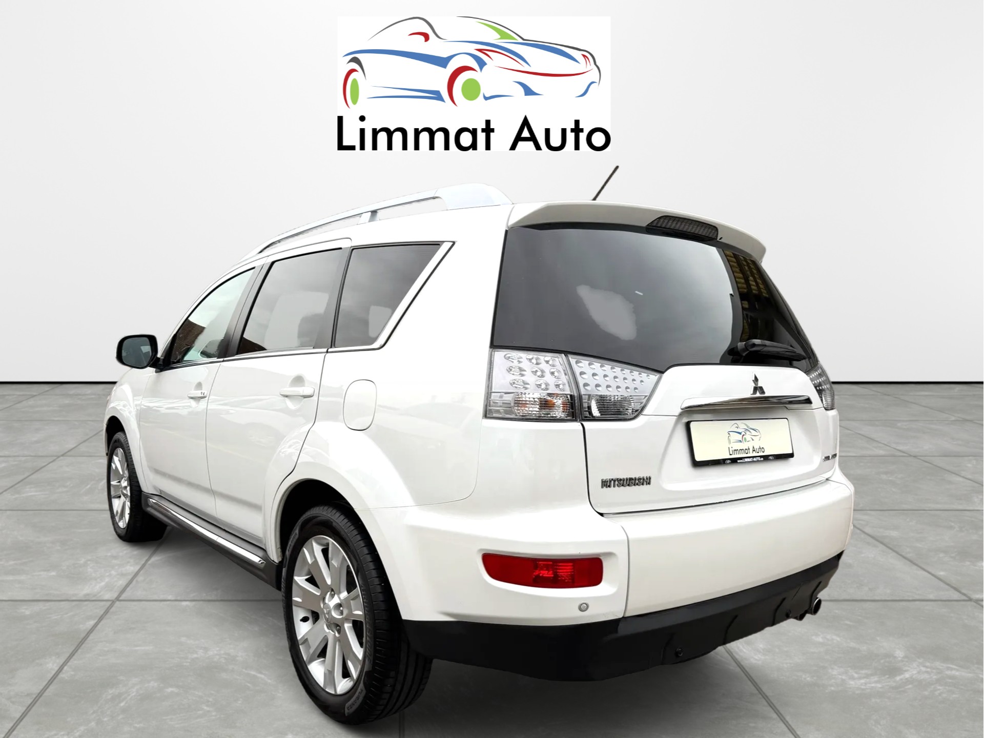 MITSUBISHI Outlander 2.2 DID Instyle 4WD TC-SST-image-2