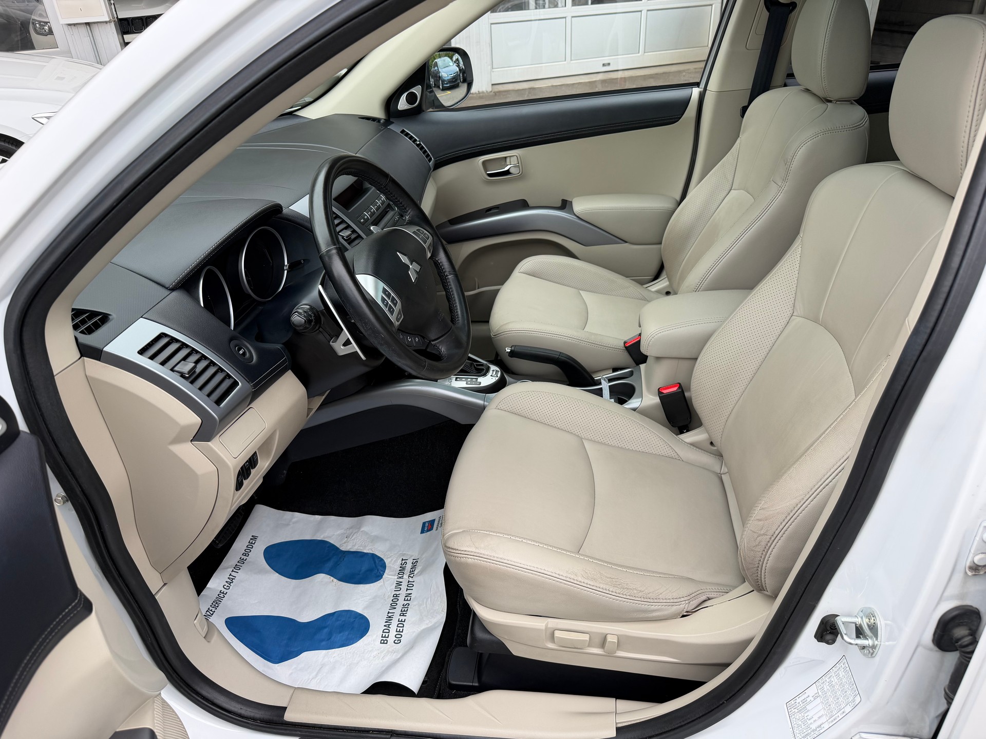 MITSUBISHI Outlander 2.2 DID Instyle 4WD TC-SST-image-7