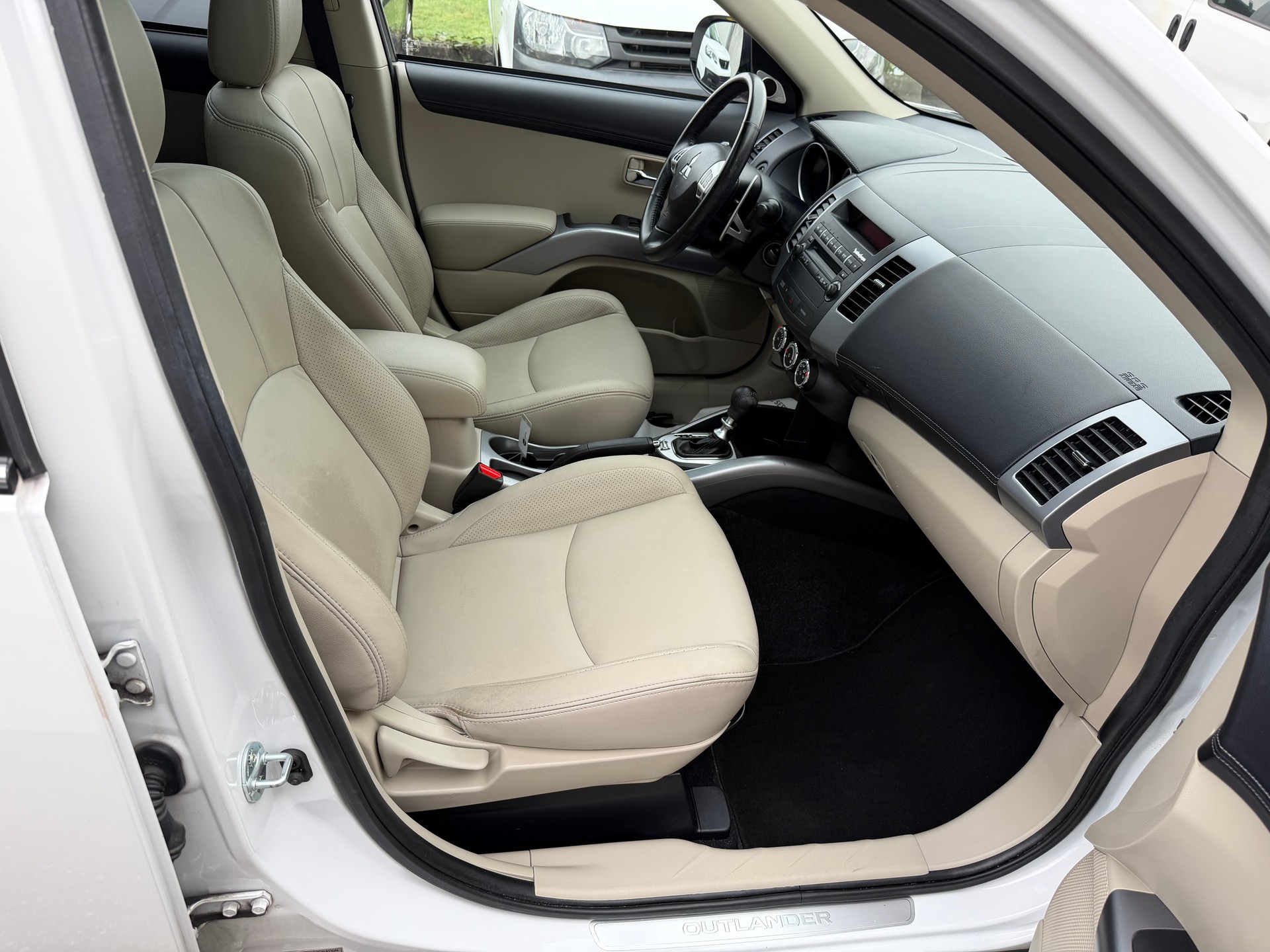 MITSUBISHI Outlander 2.2 DID Instyle 4WD TC-SST-image-10