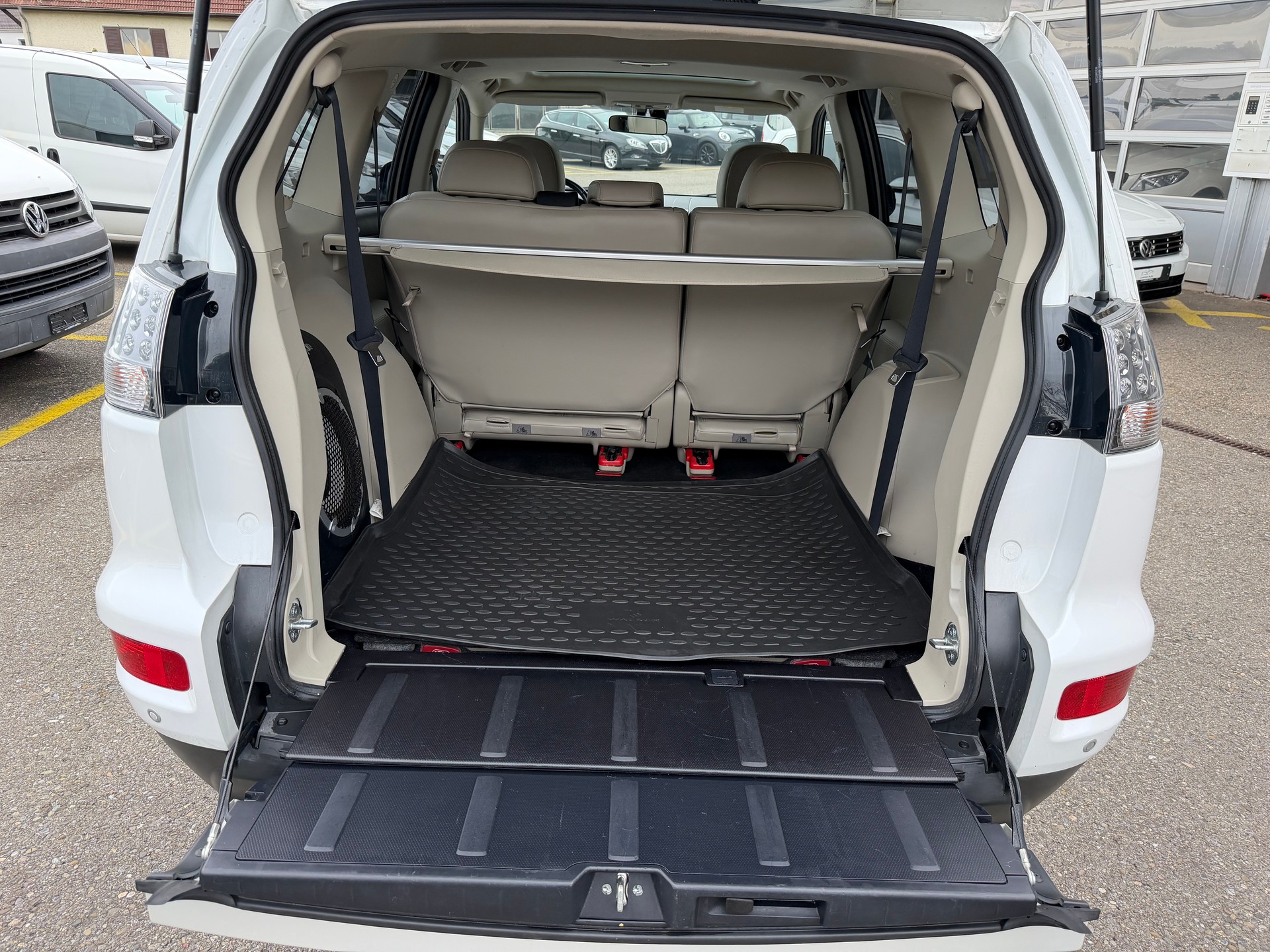 MITSUBISHI Outlander 2.2 DID Instyle 4WD TC-SST-image-13