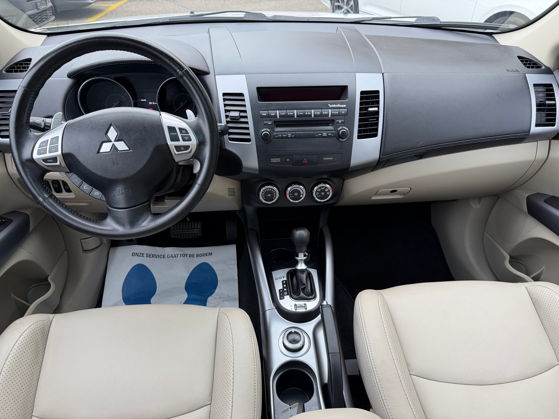 MITSUBISHI Outlander 2.2 DID Instyle 4WD TC-SST-image-9