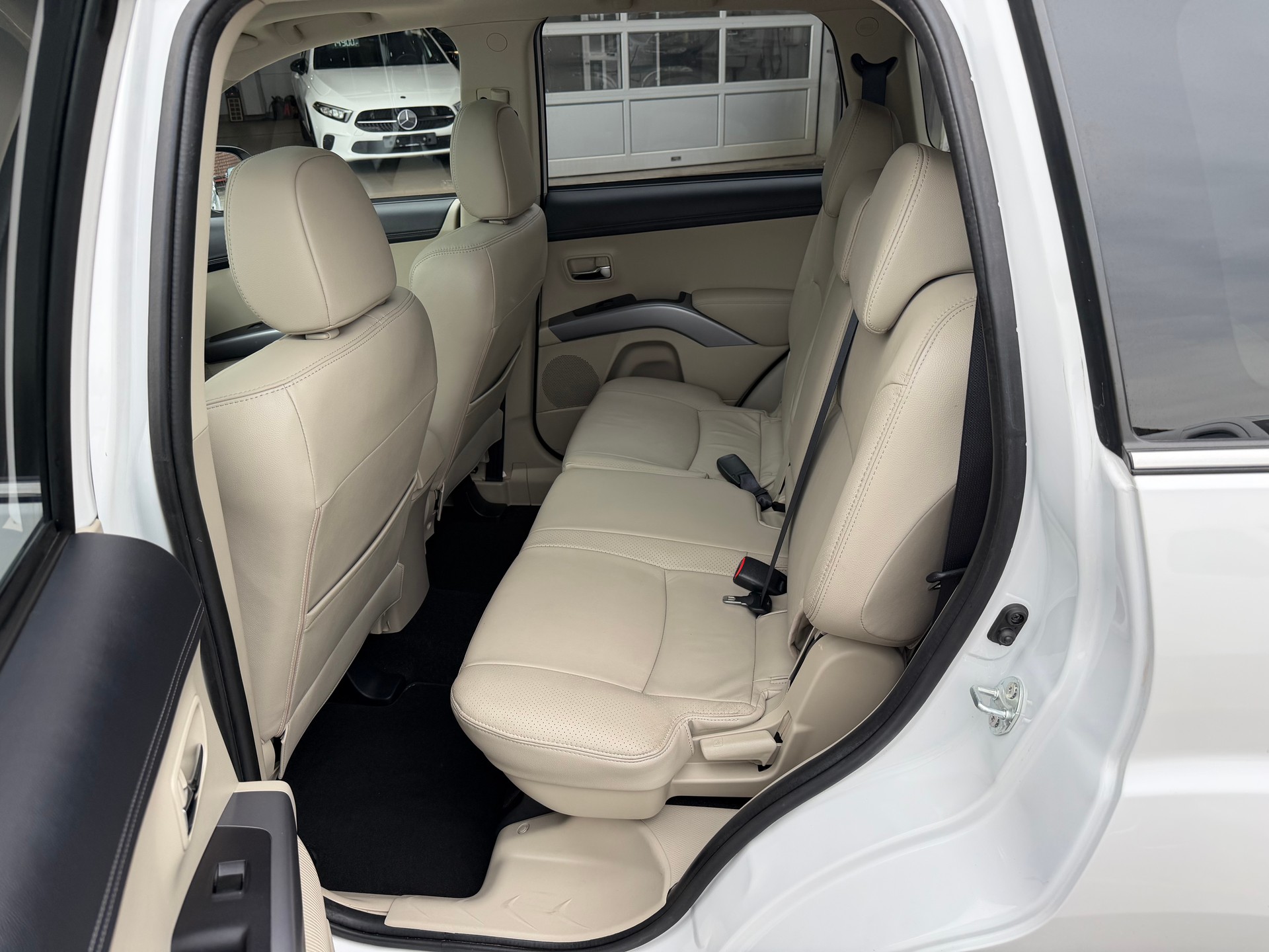 MITSUBISHI Outlander 2.2 DID Instyle 4WD TC-SST-image-12