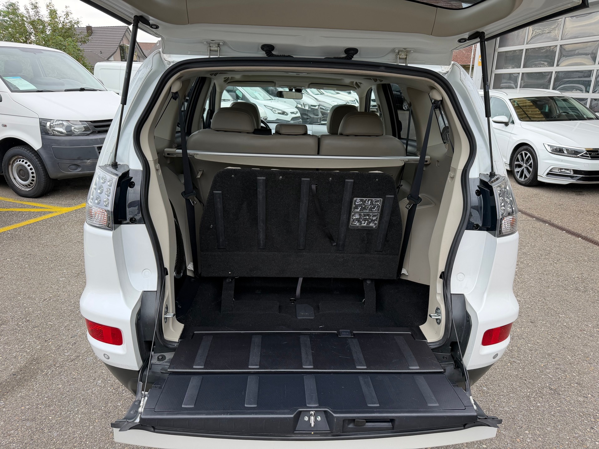 MITSUBISHI Outlander 2.2 DID Instyle 4WD TC-SST-image-14