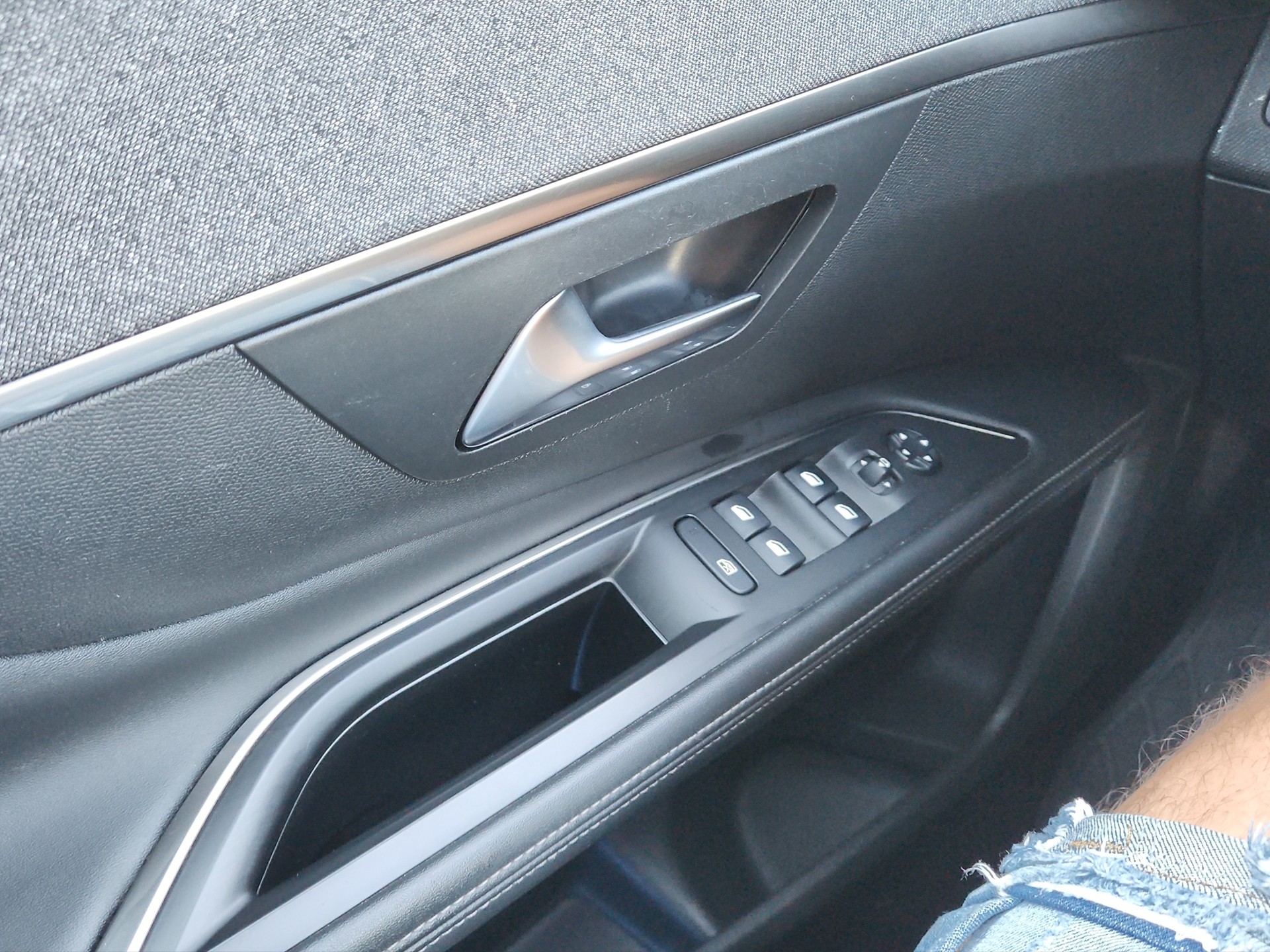 PEUGEOT 5008 1.5 BlueHDi Allure EAT-image-10
