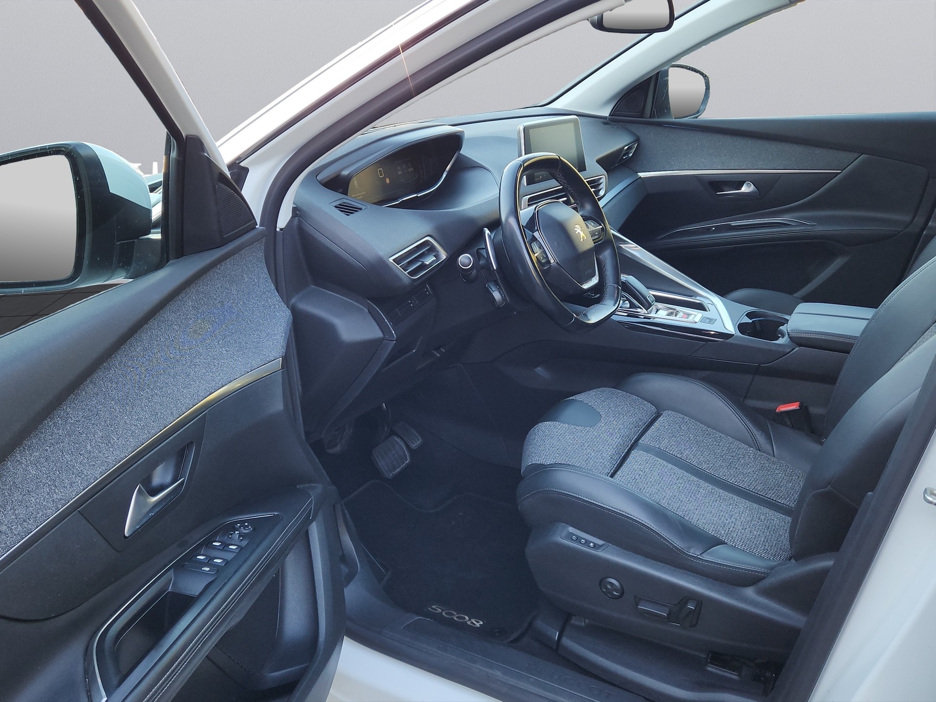 PEUGEOT 5008 1.5 BlueHDi Allure EAT-image-17