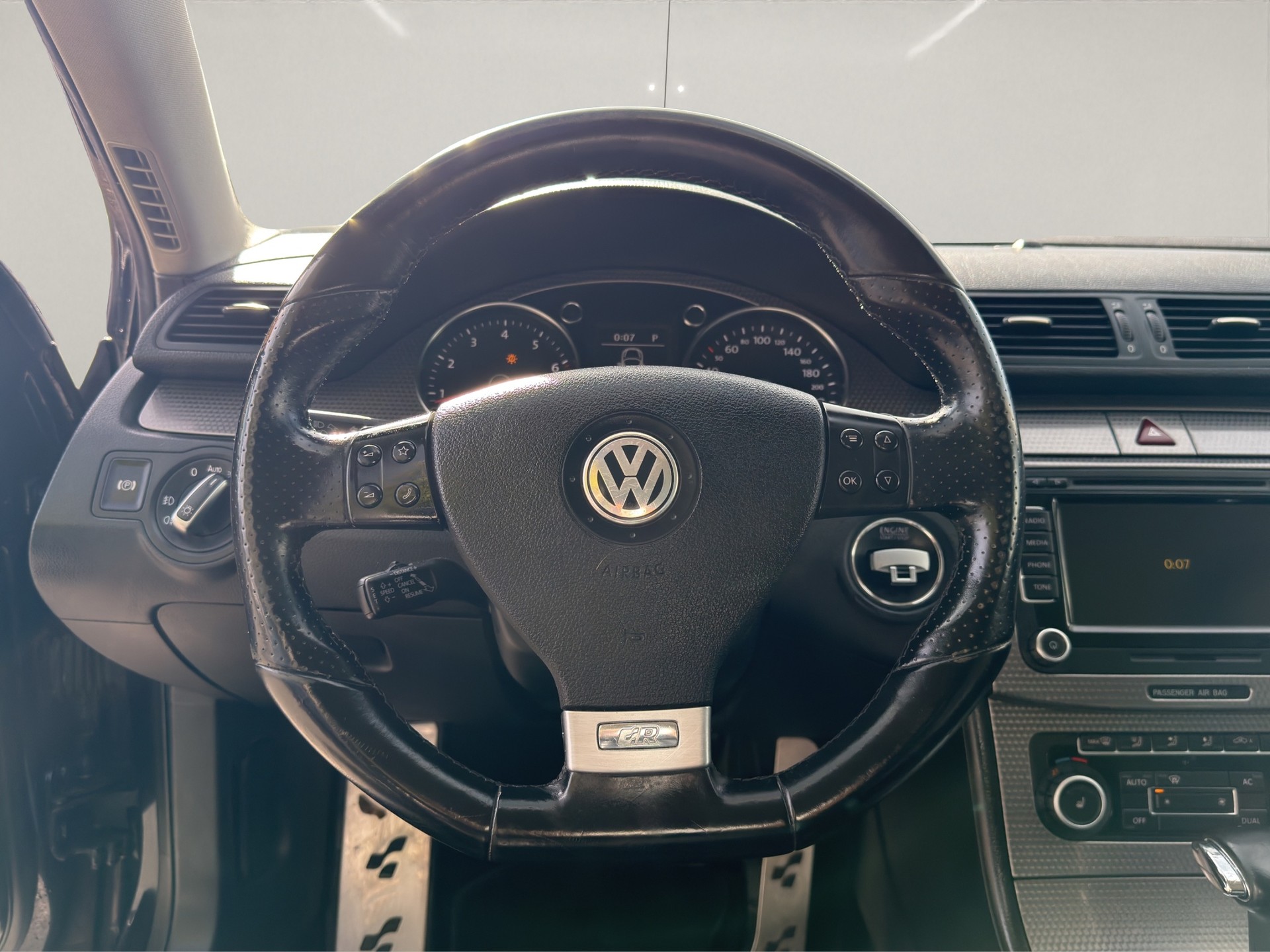 VW Passat Variant 2.0T FSI DSG R Line-image-6