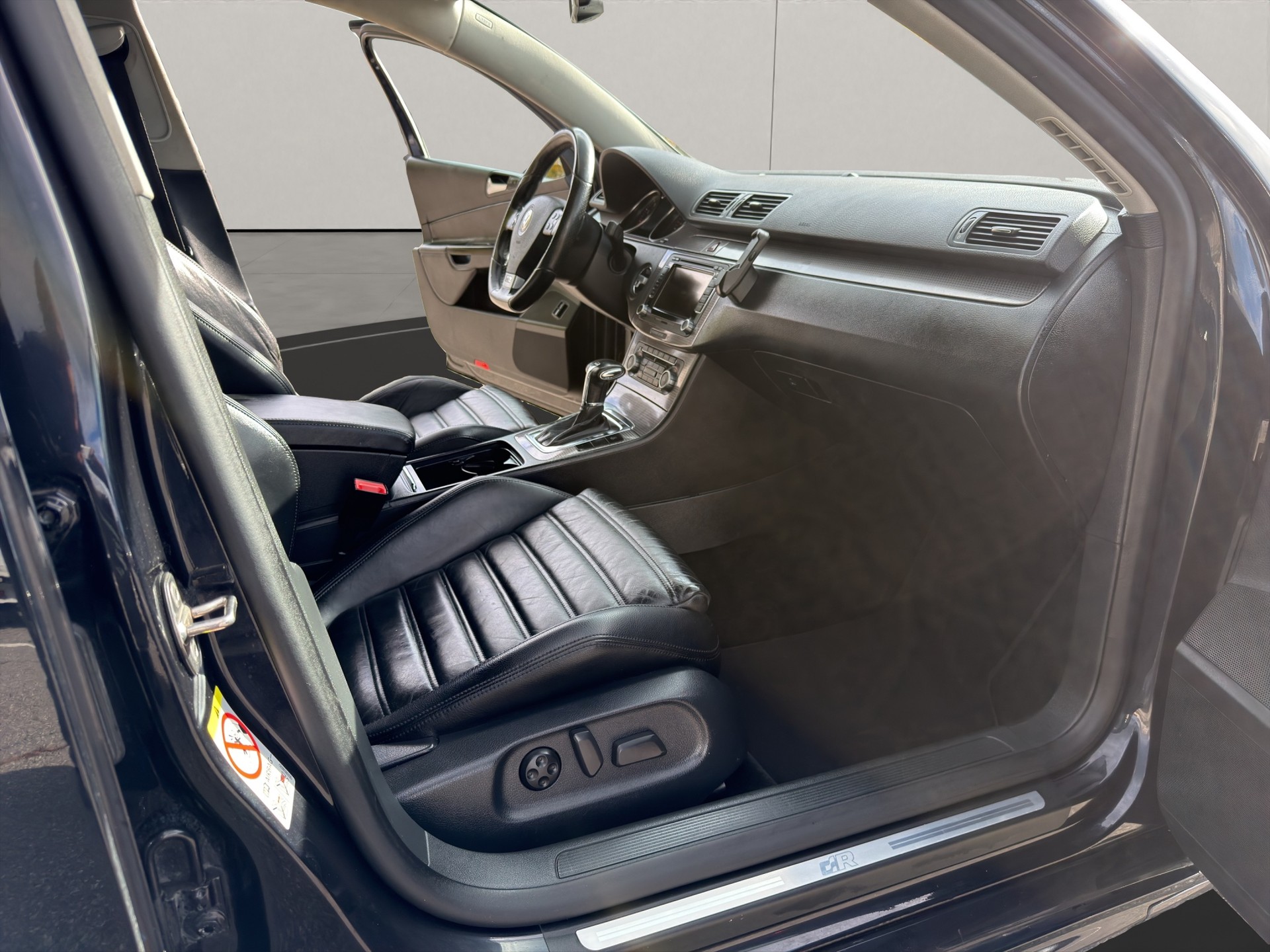 VW Passat Variant 2.0T FSI DSG R Line-image-13