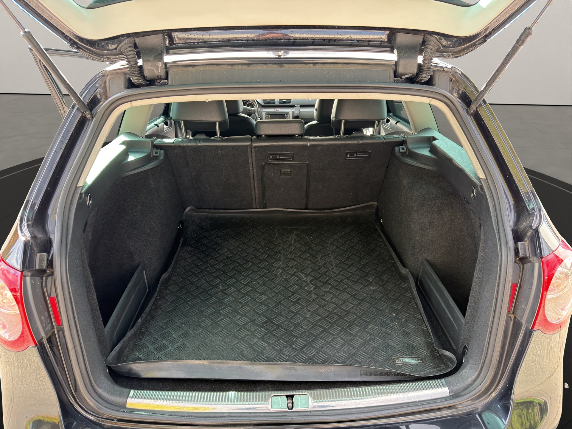 VW Passat Variant 2.0T FSI DSG R Line-image-10