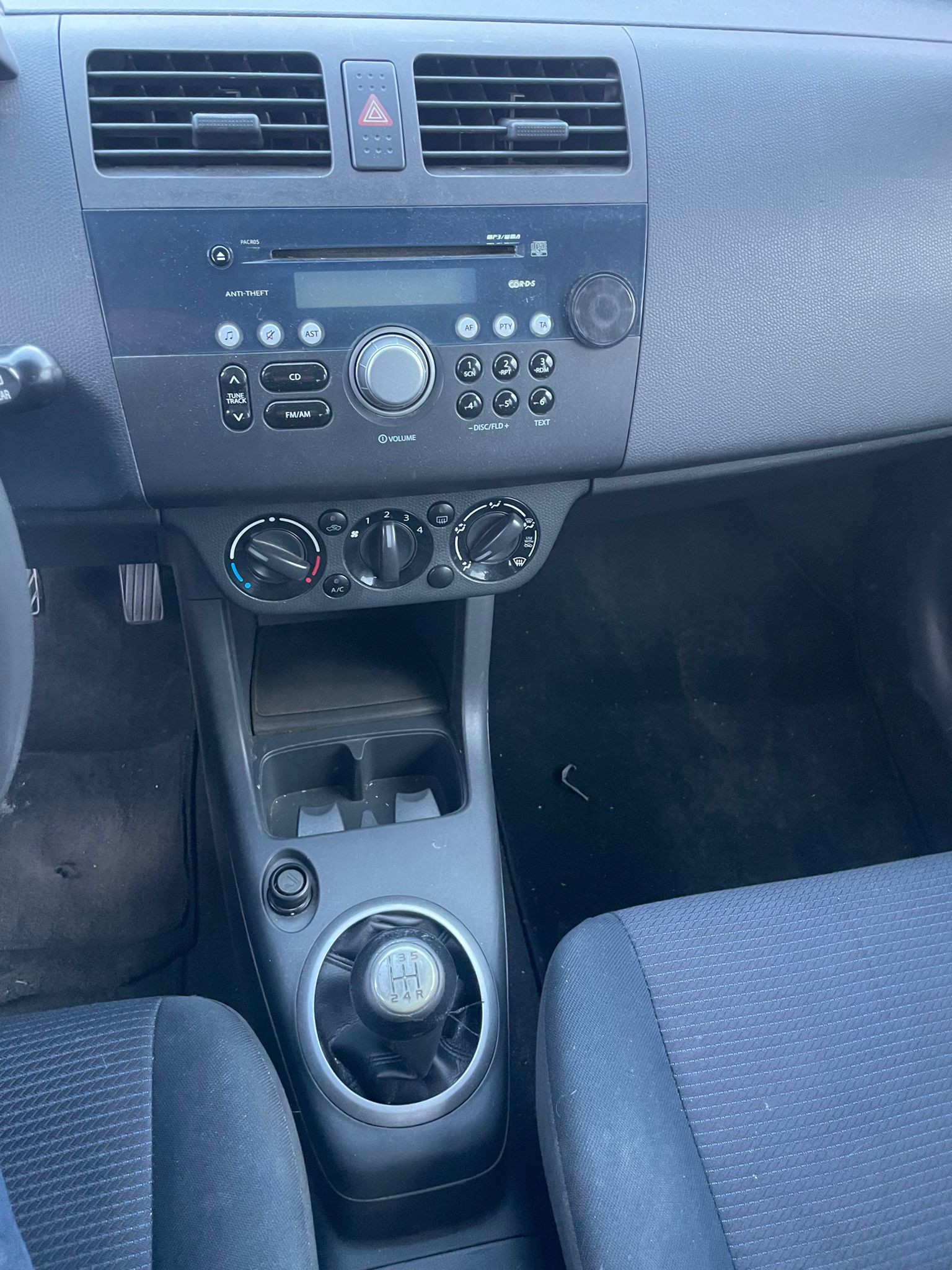 SUZUKI Swift 1.3i 16V GL 4x4-image-3