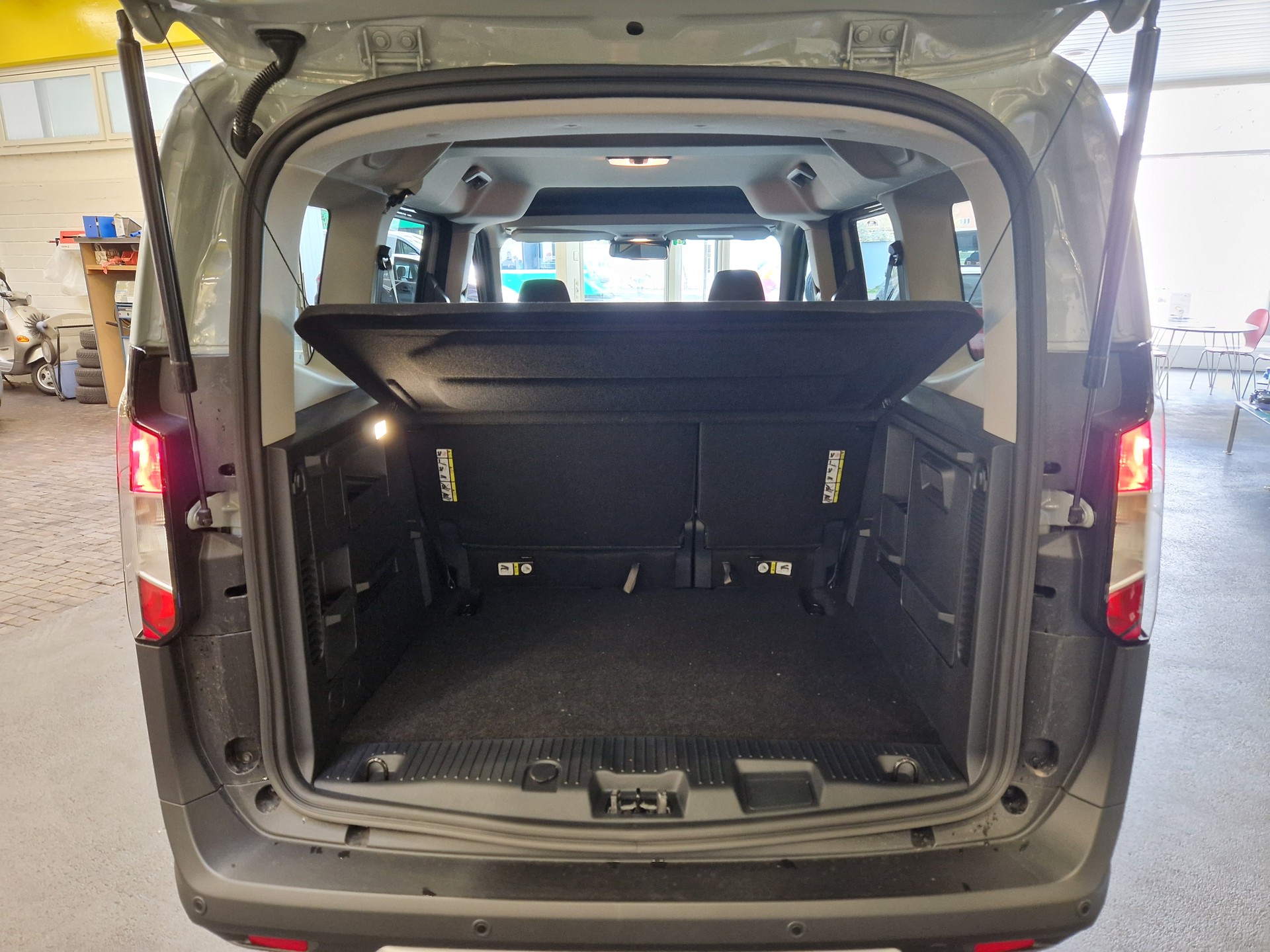 FORD Tourneo Courier 1.0 EcoBoost Active Automat-image-10