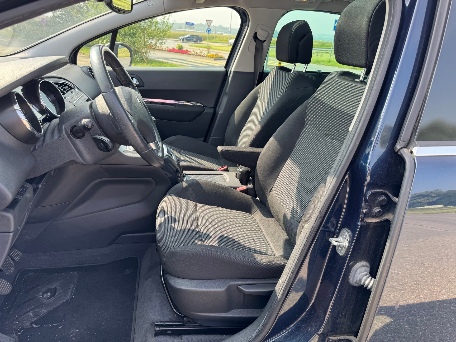 PEUGEOT 5008 1.6 16V T Sport Pack-image-3