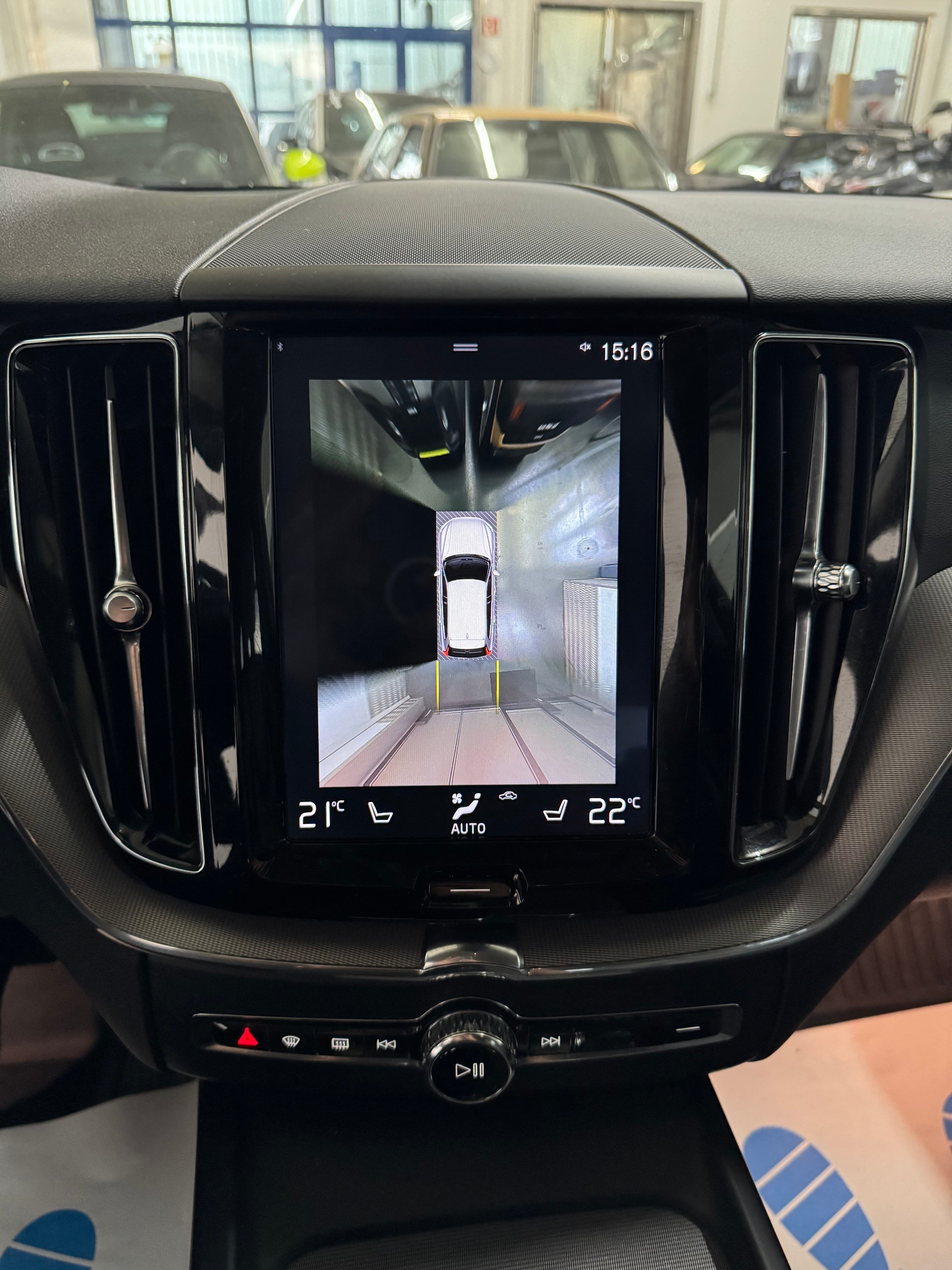 VOLVO XC60 D5 AWD Momentum Geartronic-image-17