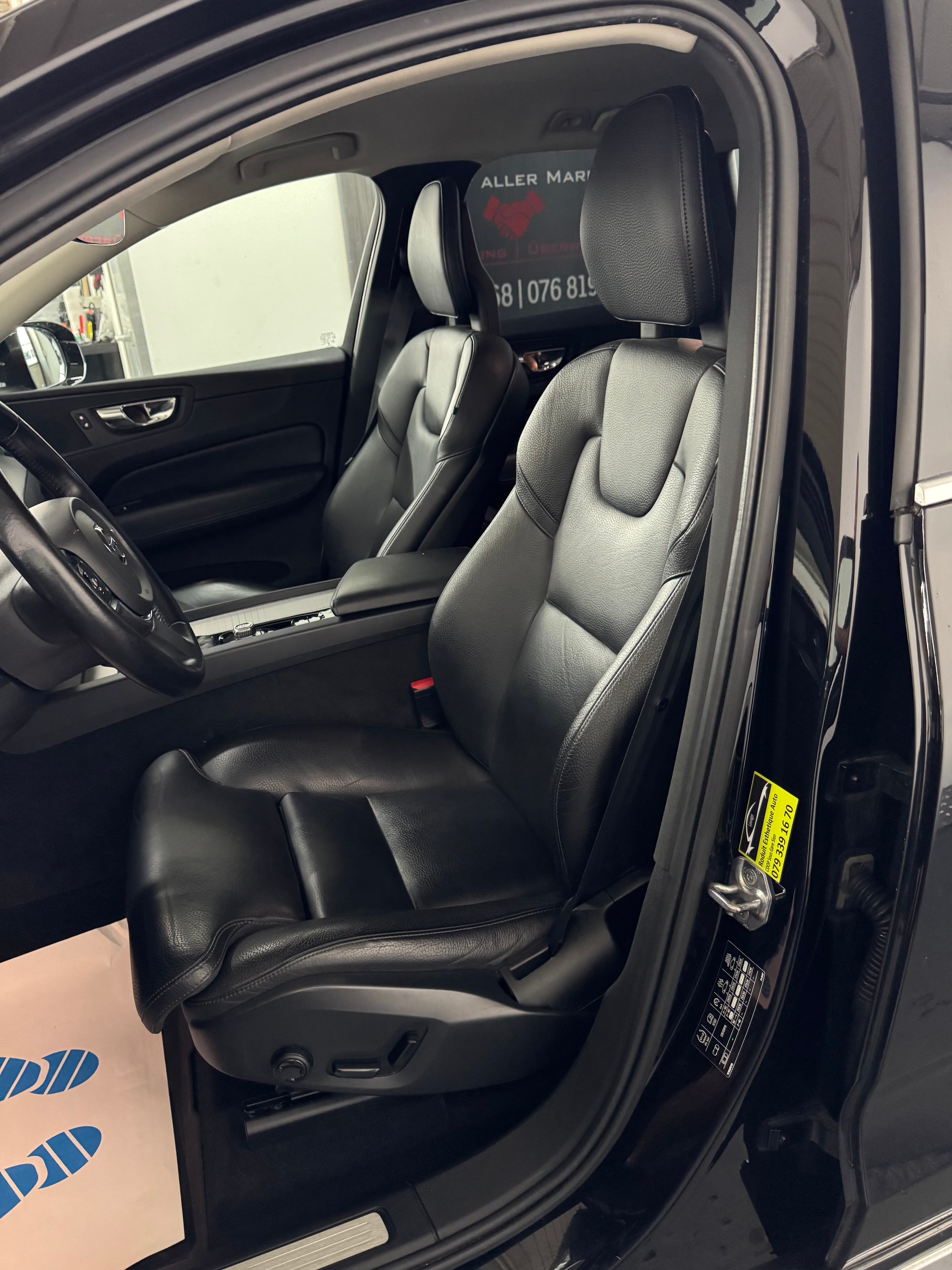 VOLVO XC60 D5 AWD Momentum Geartronic-image-18